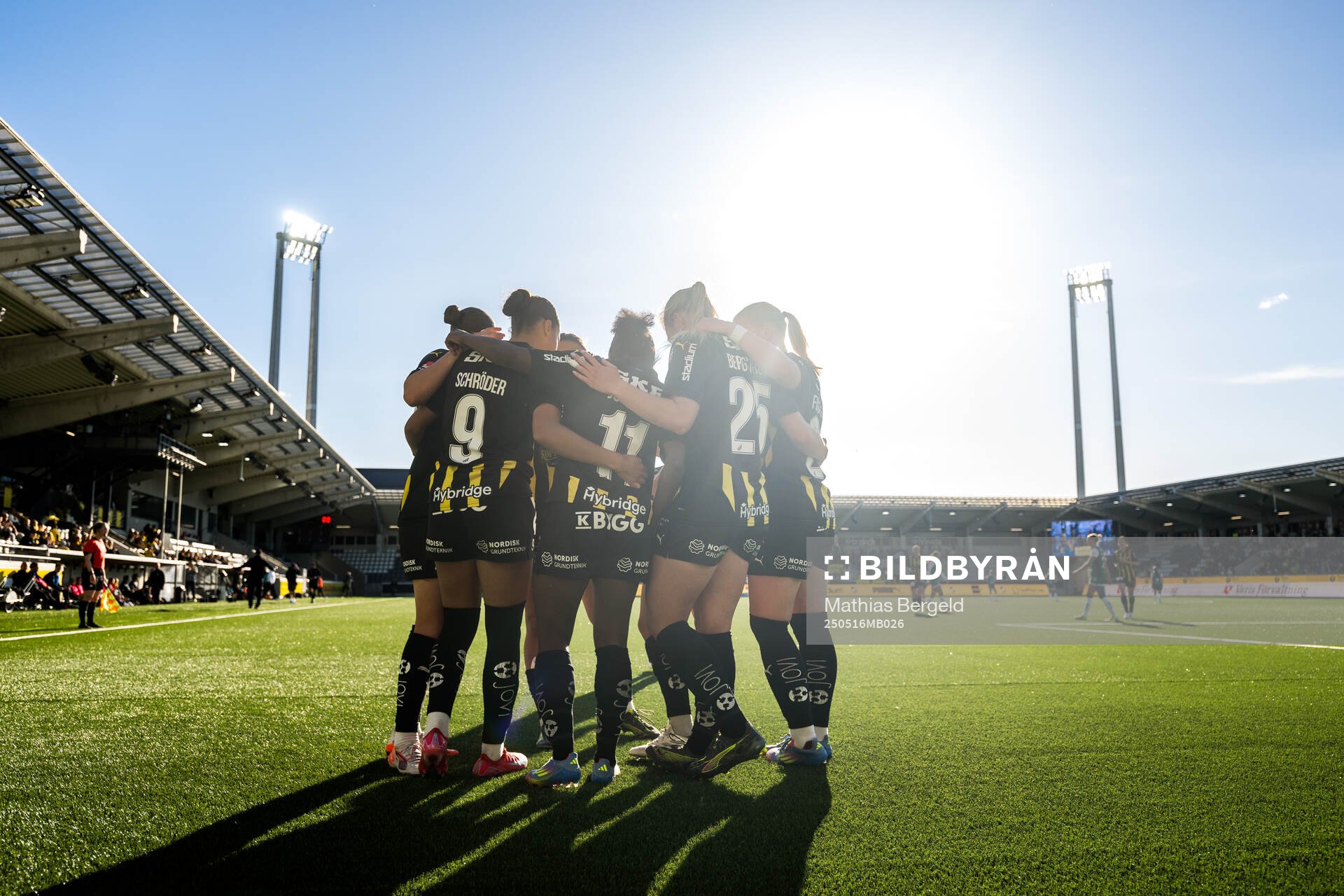Häckens Monica Jusu Bah jublar med lagkamrater efter 2-0 under fotbollsmatchen i Damallsvenskan mellan Häcken och Alingsås den 16 maj 2025 i Göteborg.