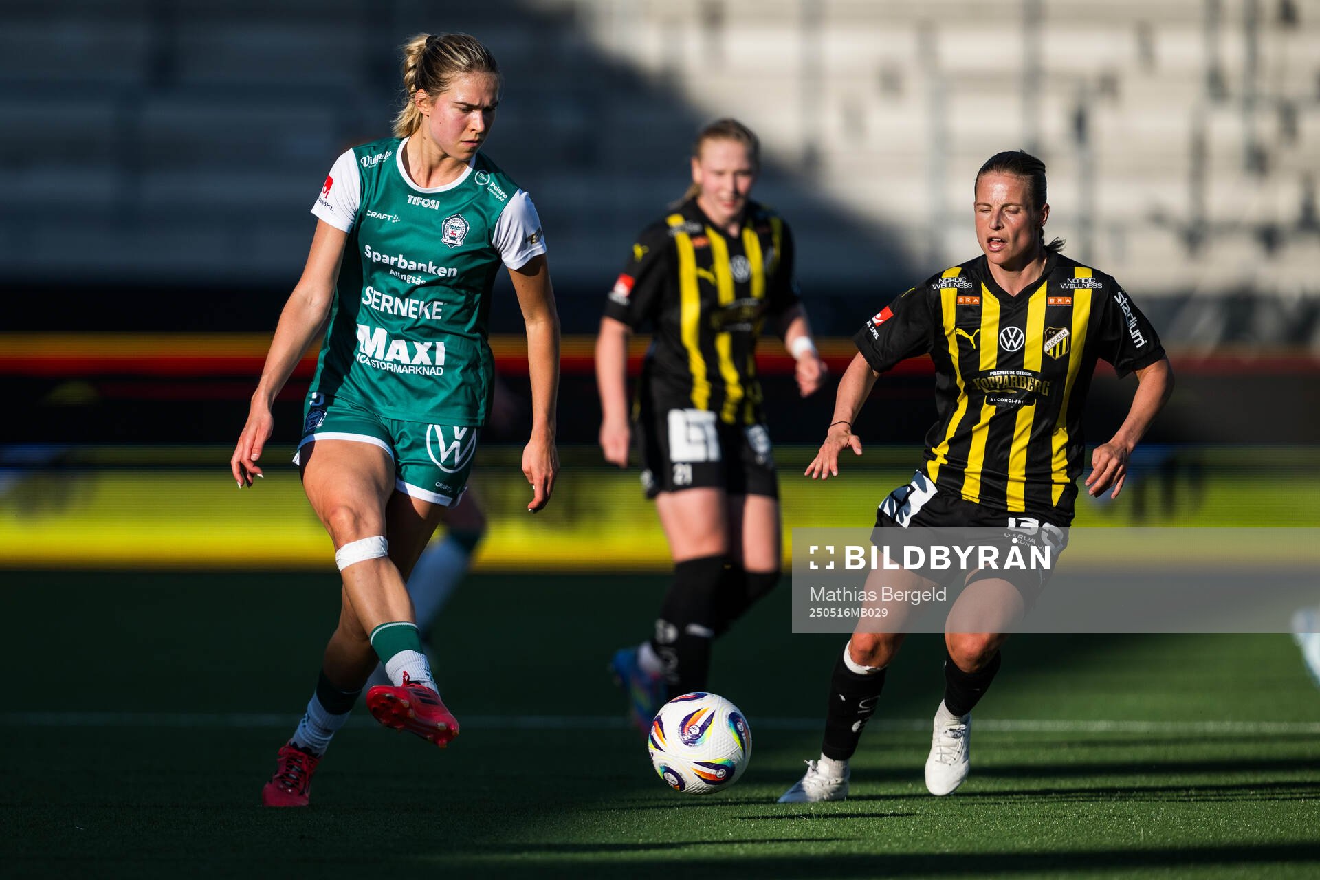 Alingsås Emmaliina Tulkki och Häckens Anna Anvegård under fotbollsmatchen i Damallsvenskan mellan Häcken och Alingsås den 16 maj 2025 i Göteborg.