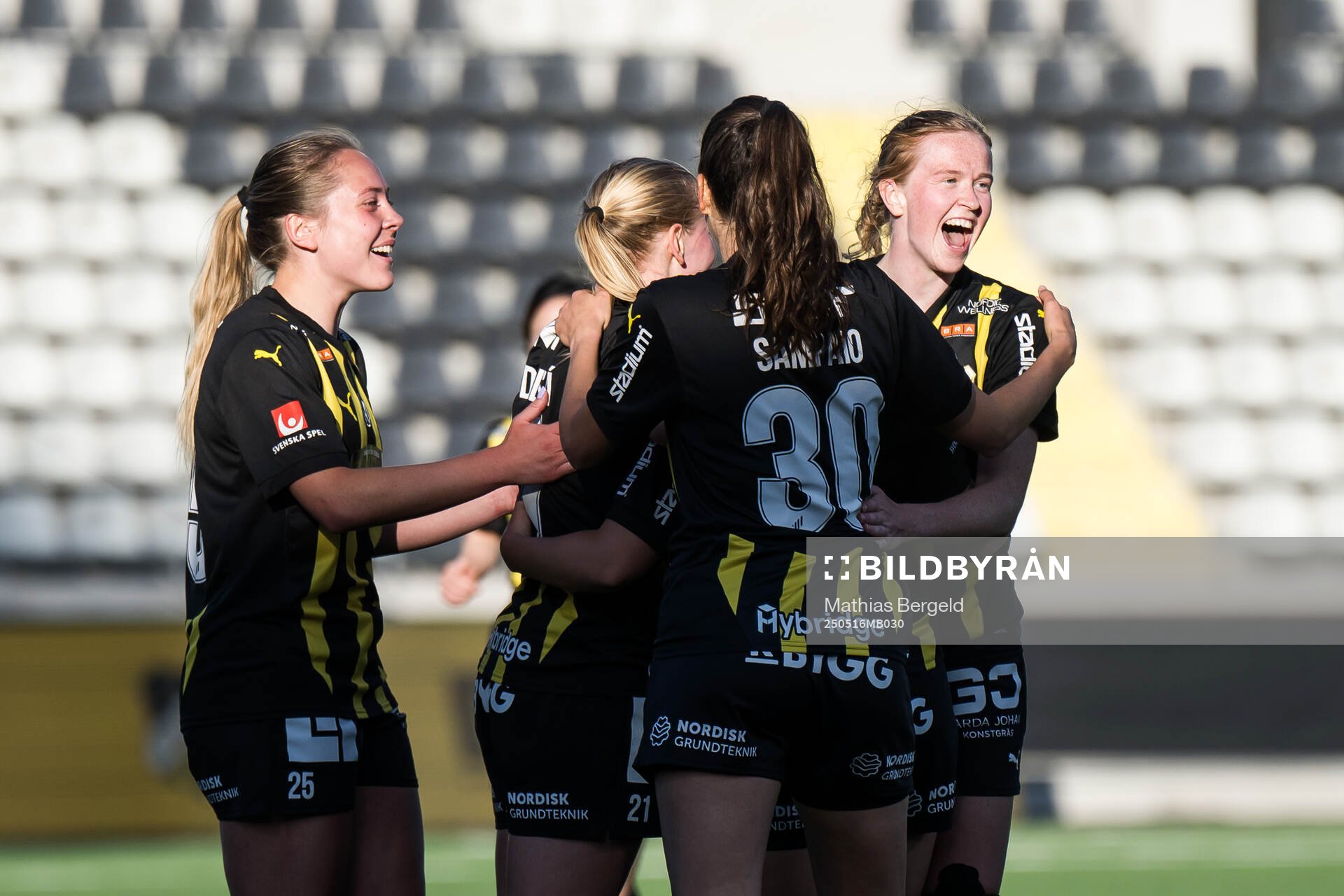 Häckens Emma Östlund jublar med lagkamrater efter 4-0 under fotbollsmatchen i Damallsvenskan mellan Häcken och Alingsås den 16 maj 2025 i Göteborg.