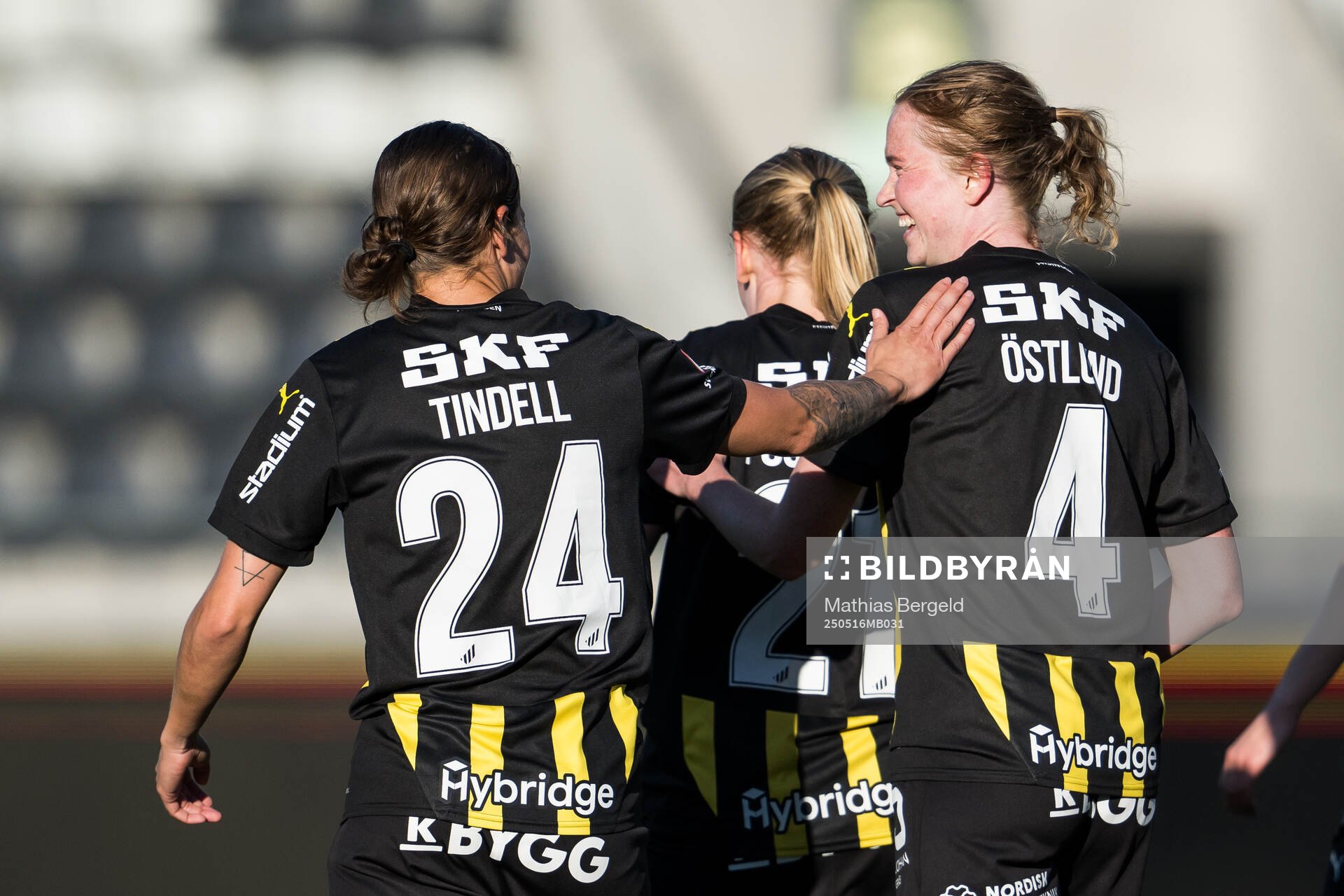 Häckens Emma Östlund jublar med lagkamrater efter 4-0 under fotbollsmatchen i Damallsvenskan mellan Häcken och Alingsås den 16 maj 2025 i Göteborg.