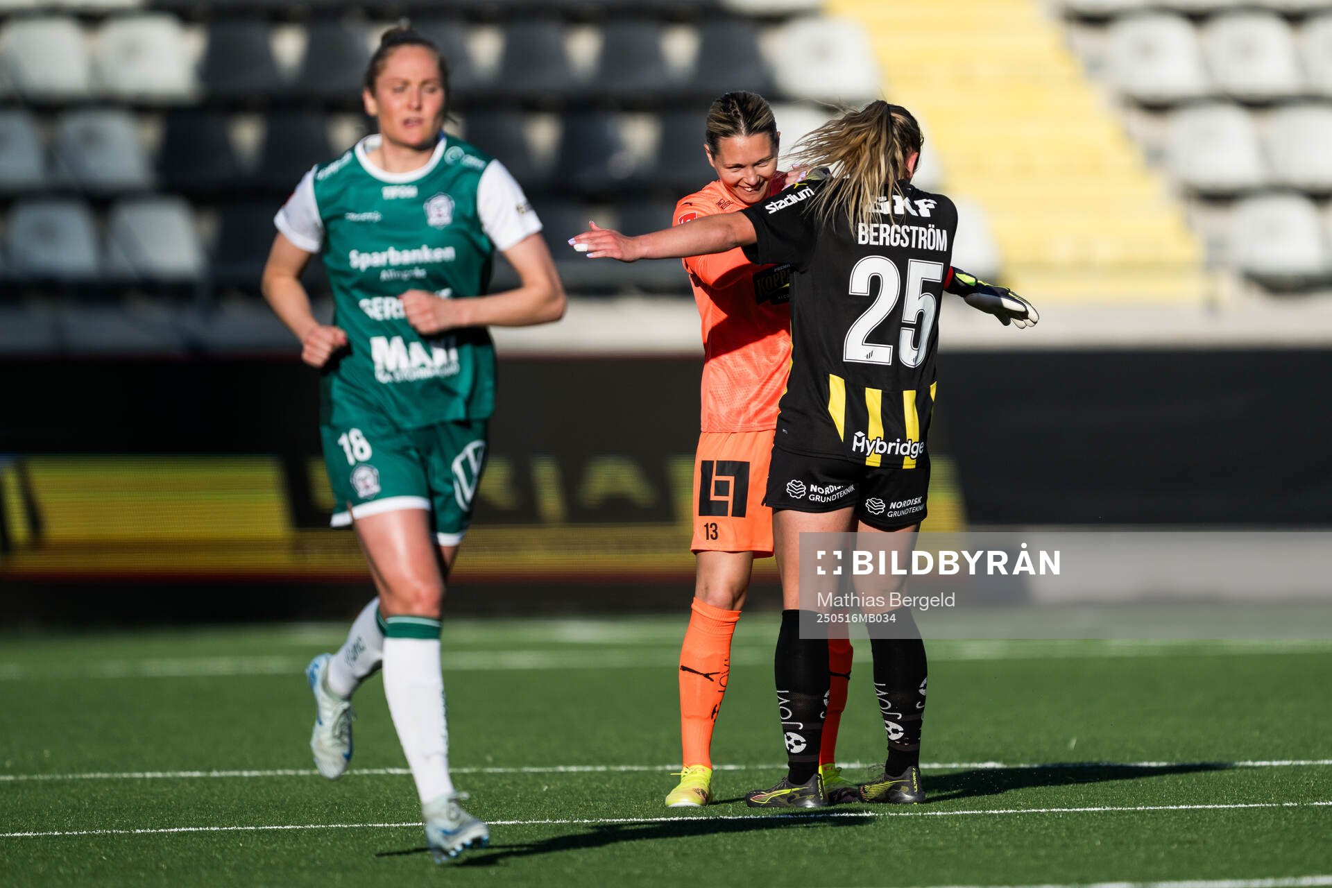 Häckens målvakt Jennifer Falk och Alice Bergström jublar