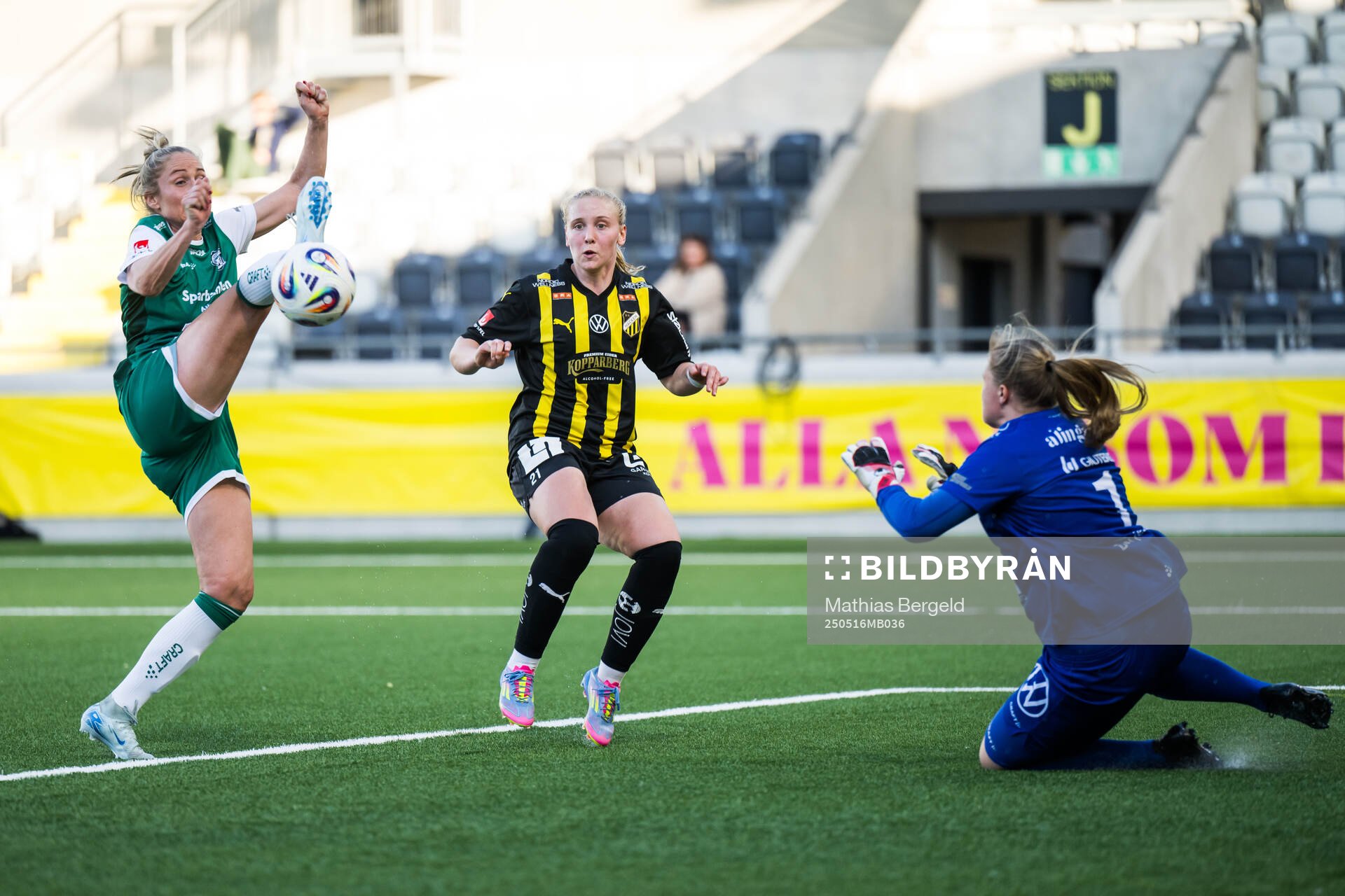 Alingsås Karin Lundin gör självmål på målvakt Alexandra Blom framför Häckens Johanna Fossdalsá Sørensen under fotbollsmatchen i Damallsvenskan mellan Häcken och Alingsås den 16 maj 2025 i Göteborg.