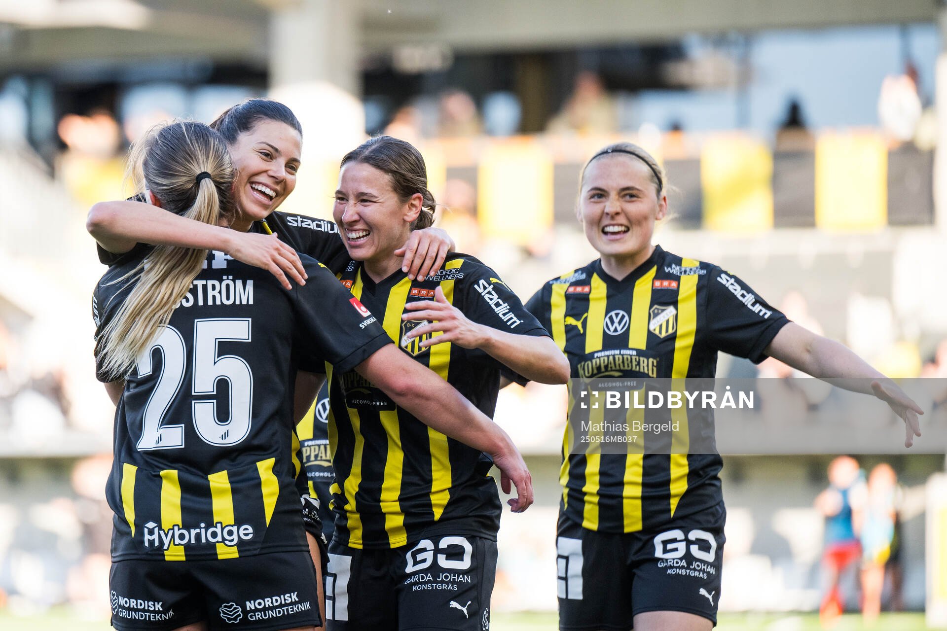 Häckens Alice Bergström, Tabby Tindell och Paulina Nyström jublar med Helena Sampaio efter 6-0 under fotbollsmatchen i Damallsvenskan mellan Häcken och Alingsås den 16 maj 2025 i Göteborg.