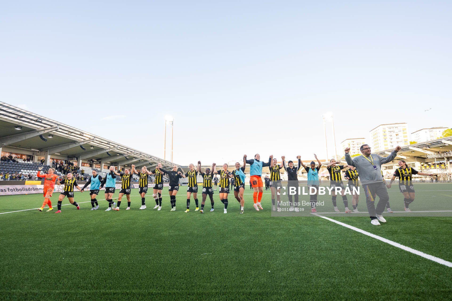 Häckens spelare jublar efter fotbollsmatchen i Damallsvenskan mellan Häcken och Alingsås den 16 maj 2025 i Göteborg. 