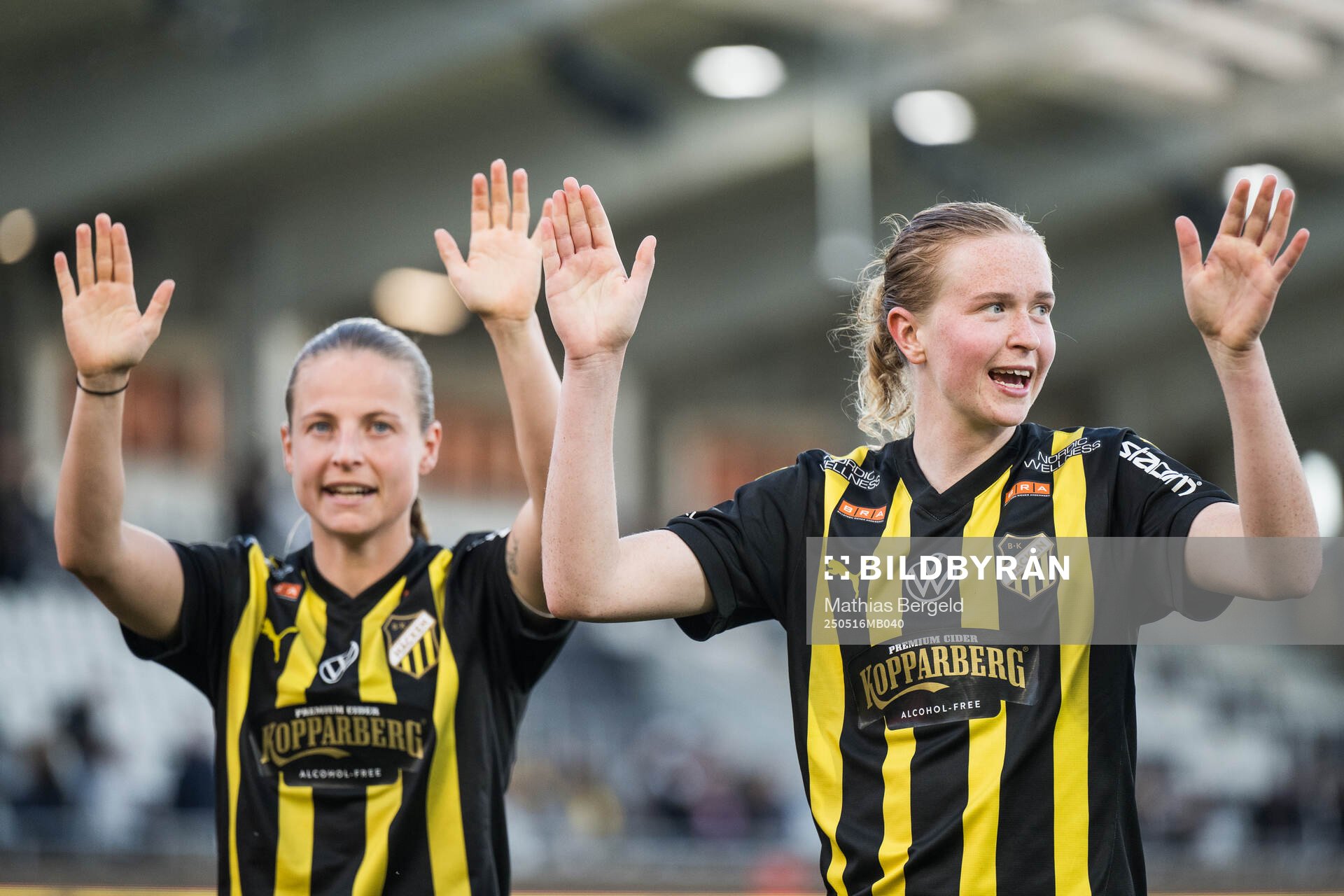 Häckens Anna Anvegård och Emma Östlund jublar
