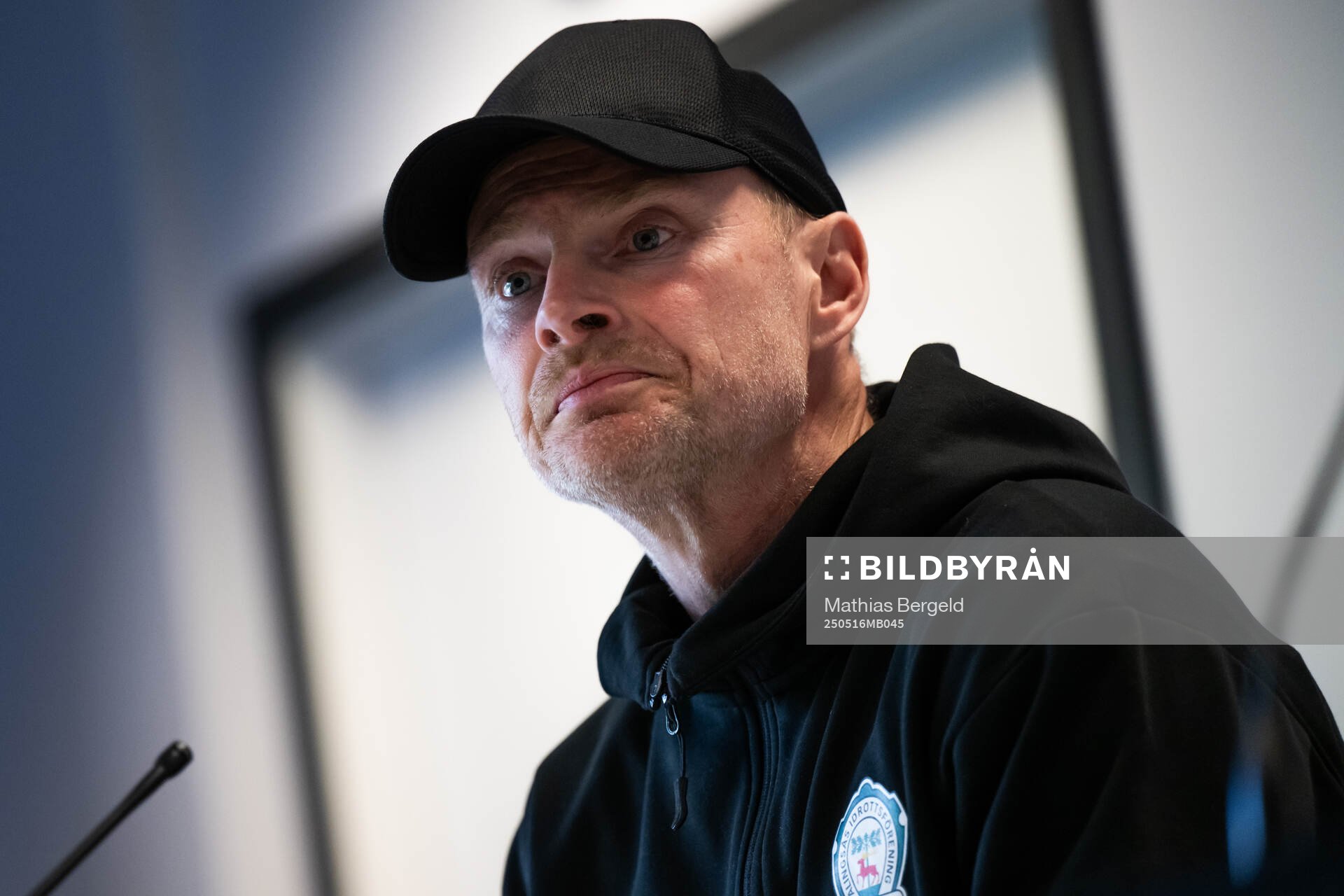 Alingsås tränare Per-Olov Häggström under presskonferensen efter fotbollsmatchen i Damallsvenskan mellan Häcken och Alingsås den 16 maj 2025 i Göteborg.
