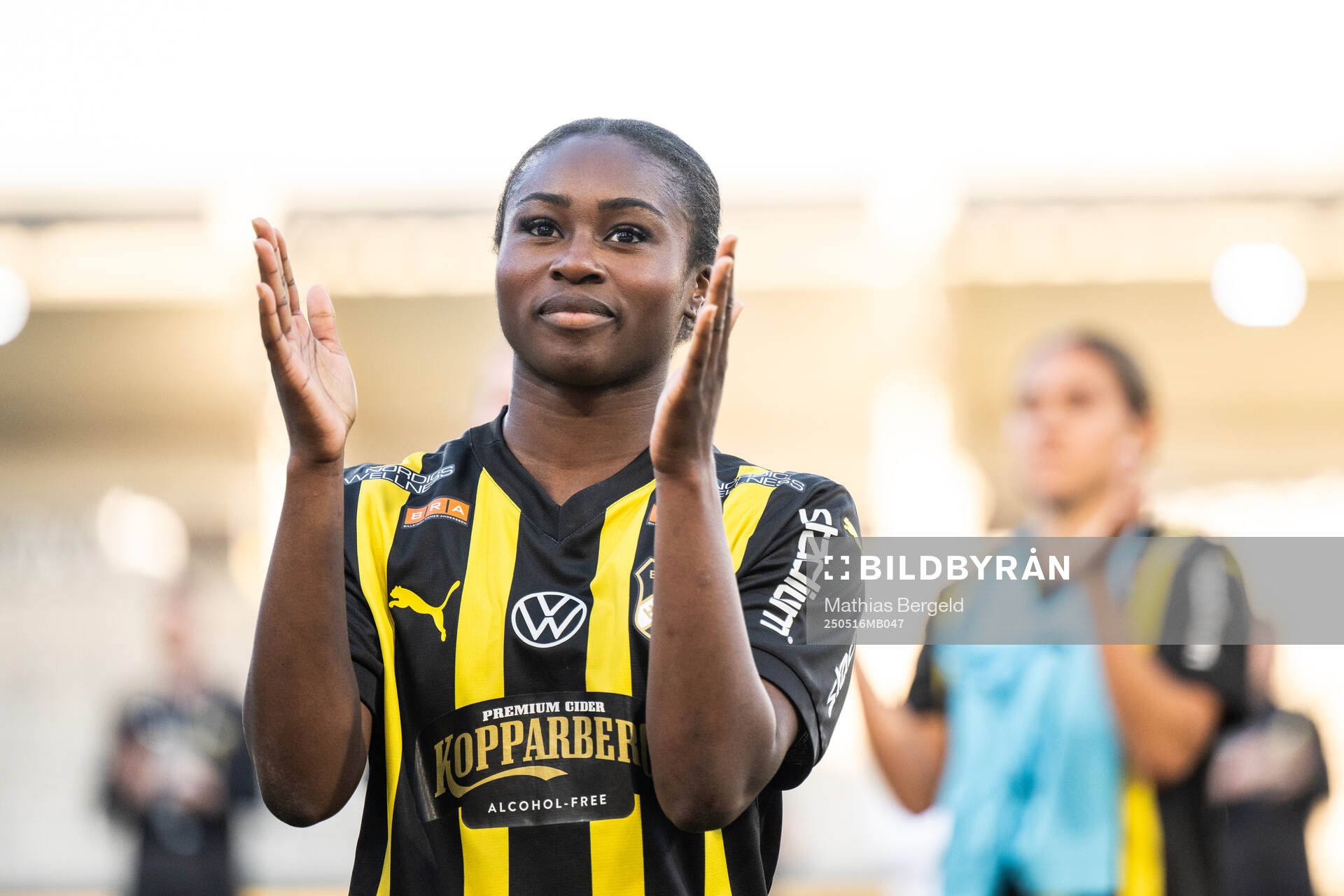 Häckens Monica Jusu Bah jublar efter fotbollsmatchen i Damallsvenskan mellan Häcken och Alingsås den 16 maj 2025 i Göteborg. 