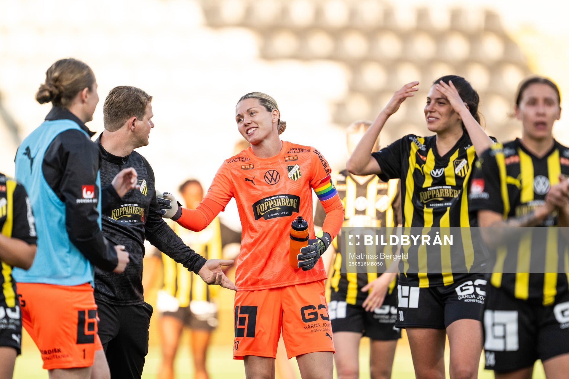 Häckens målvakt Jennifer Falk och Helena Sampaio jublar efter fotbollsmatchen i Damallsvenskan mellan Häcken och Alingsås den 16 maj 2025 i Göteborg.