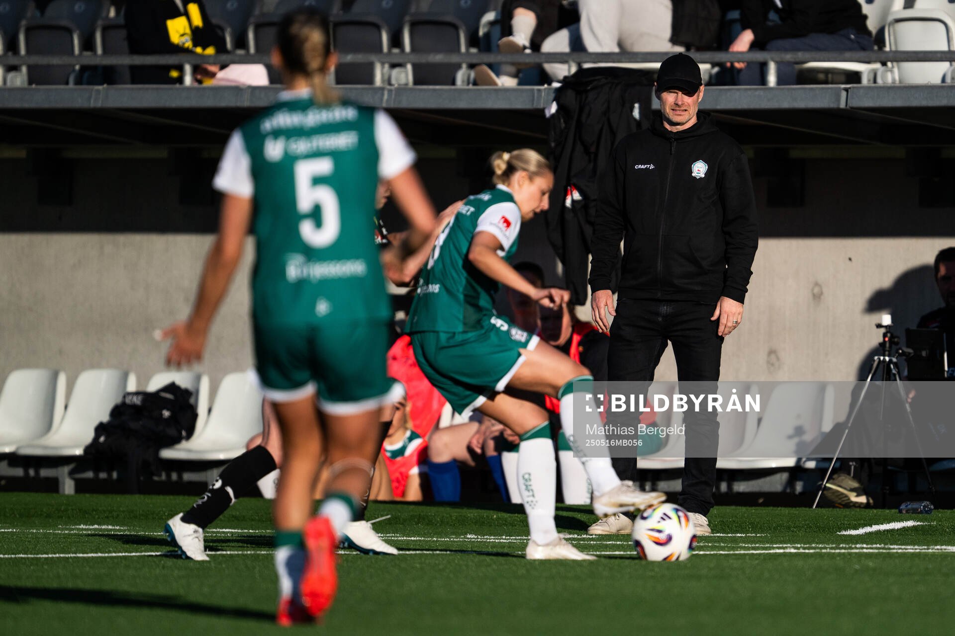 Alingsås tränare Per-Olov Häggström under fotbollsmatchen i Damallsvenskan mellan Häcken och Alingsås den 16 maj 2025 i Göteborg. 