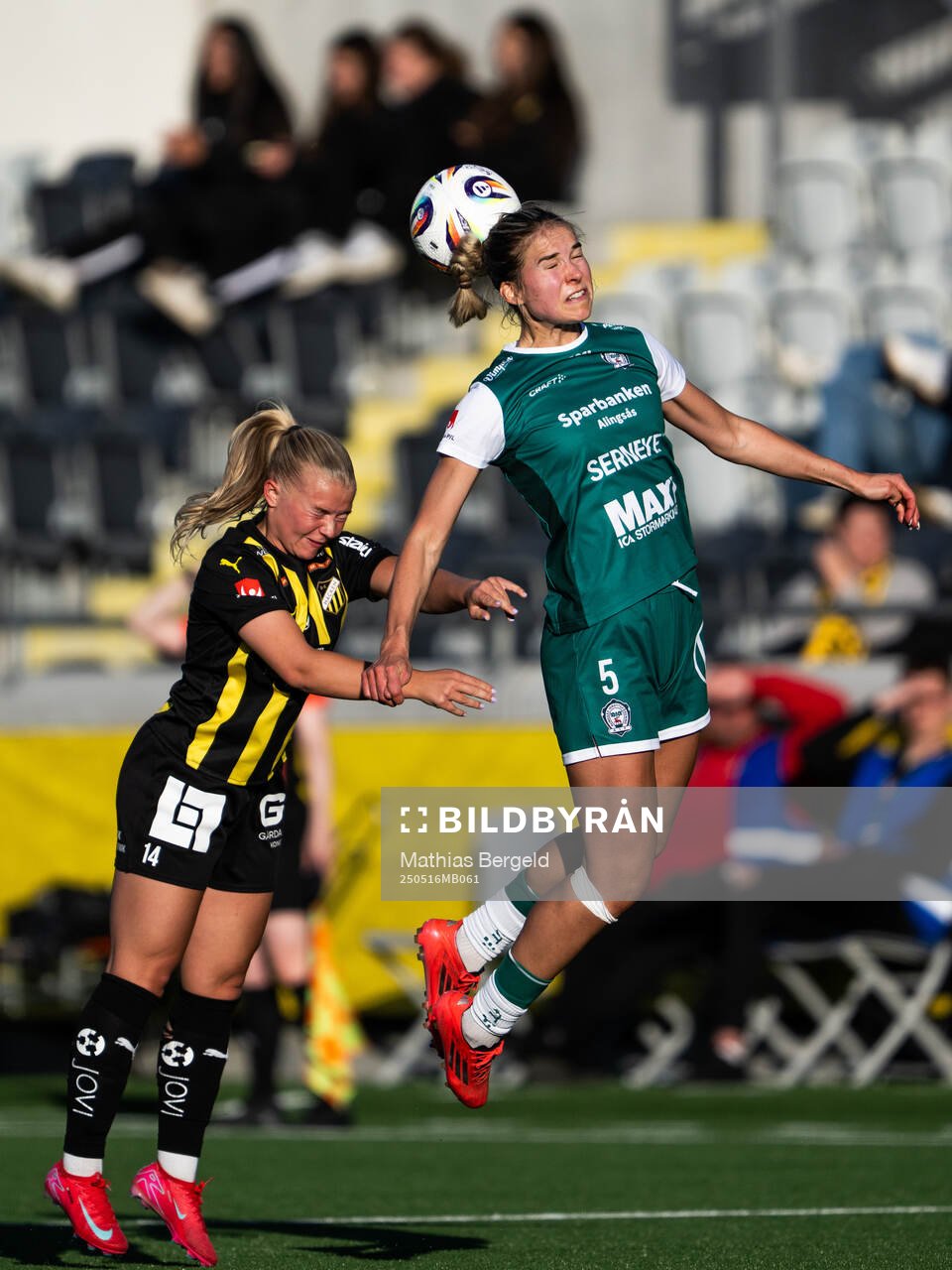 Häckens Matilda Nildén och Alingsås Emmaliina Tulkki under fotbollsmatchen i Damallsvenskan mellan Häcken och Alingsås den 16 maj 2025 i Göteborg.