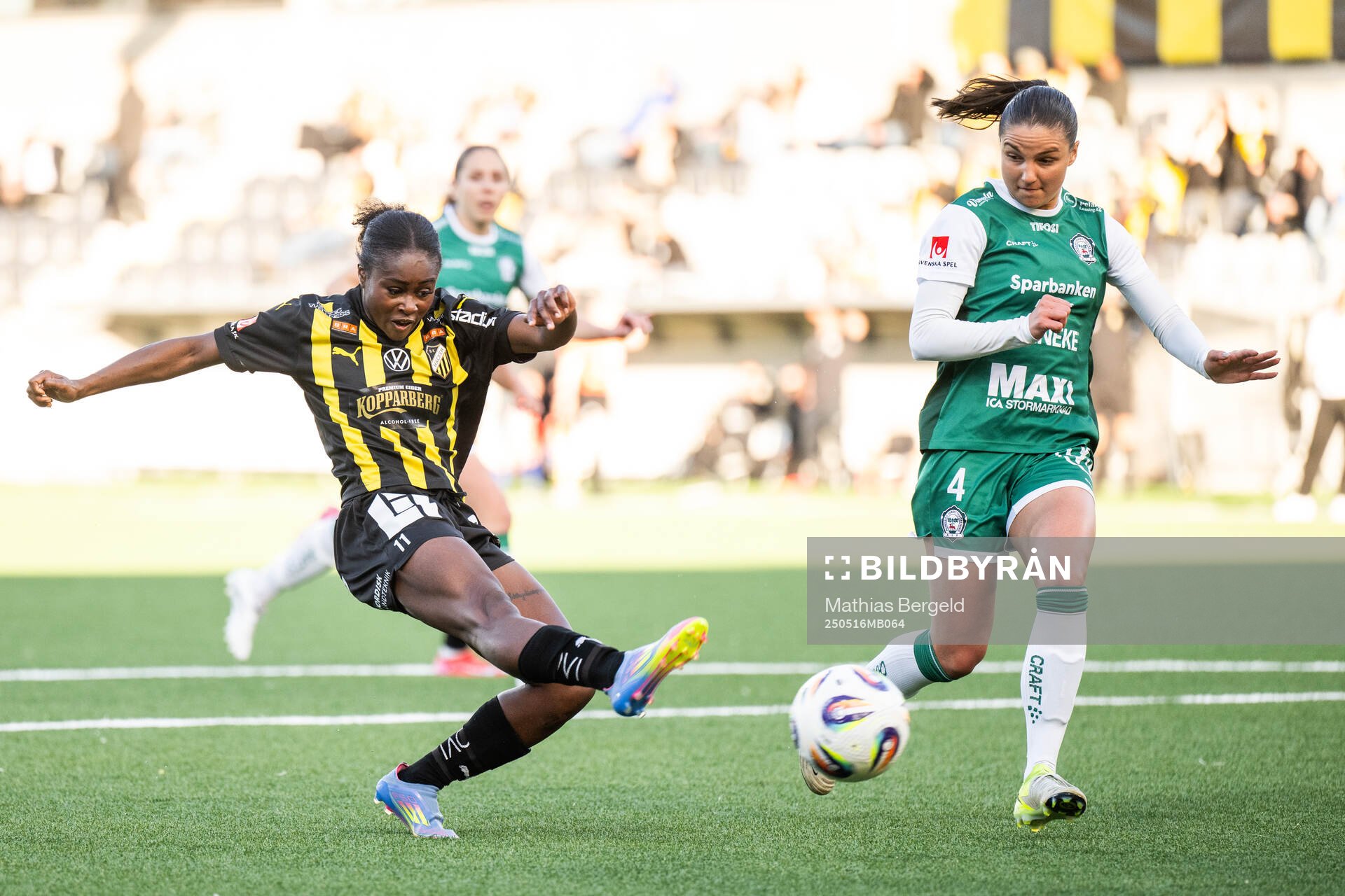 Häckens Monica Jusu Bah och Alingsås Alexandra Roholt under fotbollsmatchen i Damallsvenskan mellan Häcken och Alingsås den 16 maj 2025 i Göteborg.
