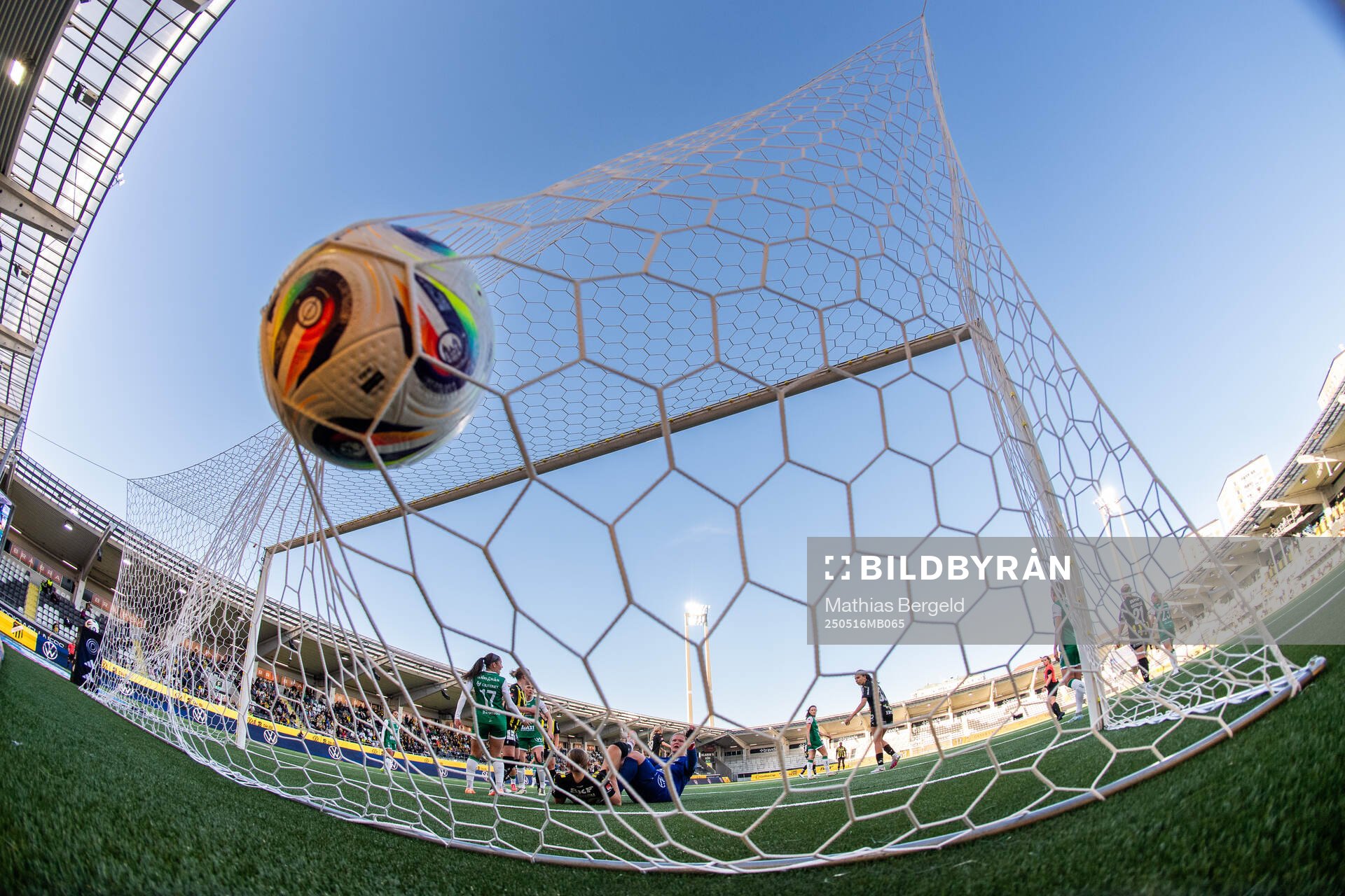 Alingsås Julia Elvbo och målvakt Alexandra Blom med Häckens Emma Östlund som gjorde ett mål som dömdes bort under fotbollsmatchen i Damallsvenskan mellan Häcken och Alingsås den 16 maj 2025 i Göteborg.