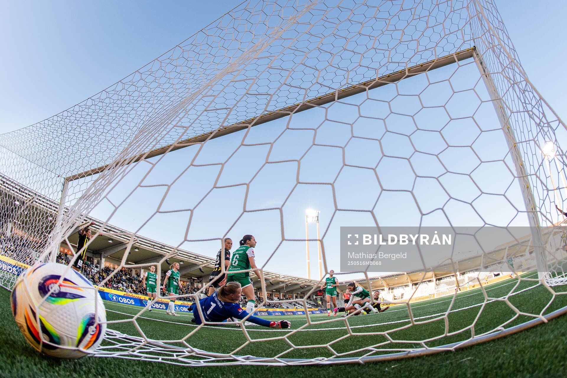 Häckens Helena Sampaio gör 6-1 bakom Alingsås målvakt Alexandra Blom under fotbollsmatchen i Damallsvenskan mellan Häcken och Alingsås den 16 maj 2025 i Göteborg.