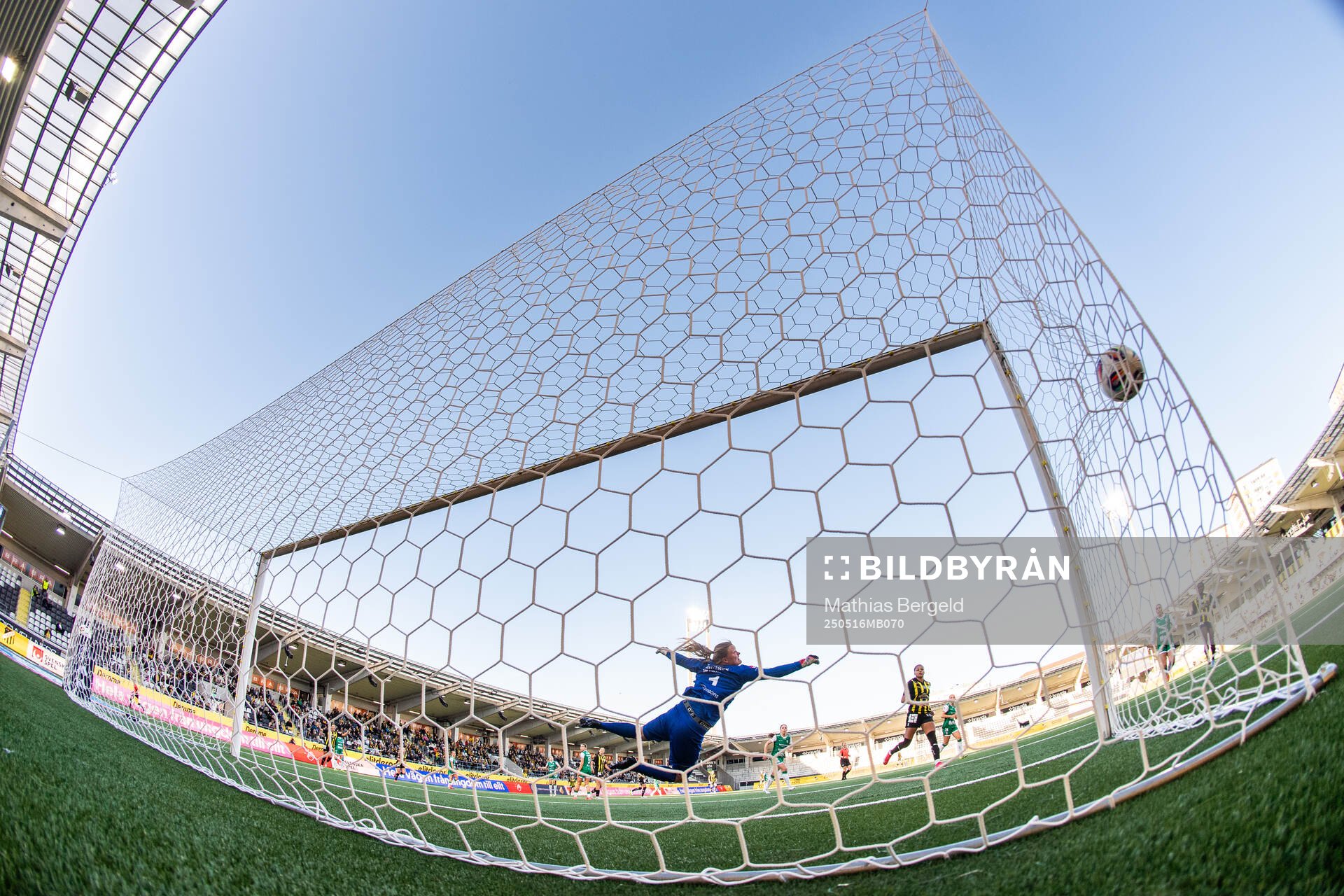 Häckens Emma Östlund gör 4-0 bakom Alingsås målvakt Alexandra Blom under fotbollsmatchen i Damallsvenskan mellan Häcken och Alingsås den 16 maj 2025 i Göteborg.