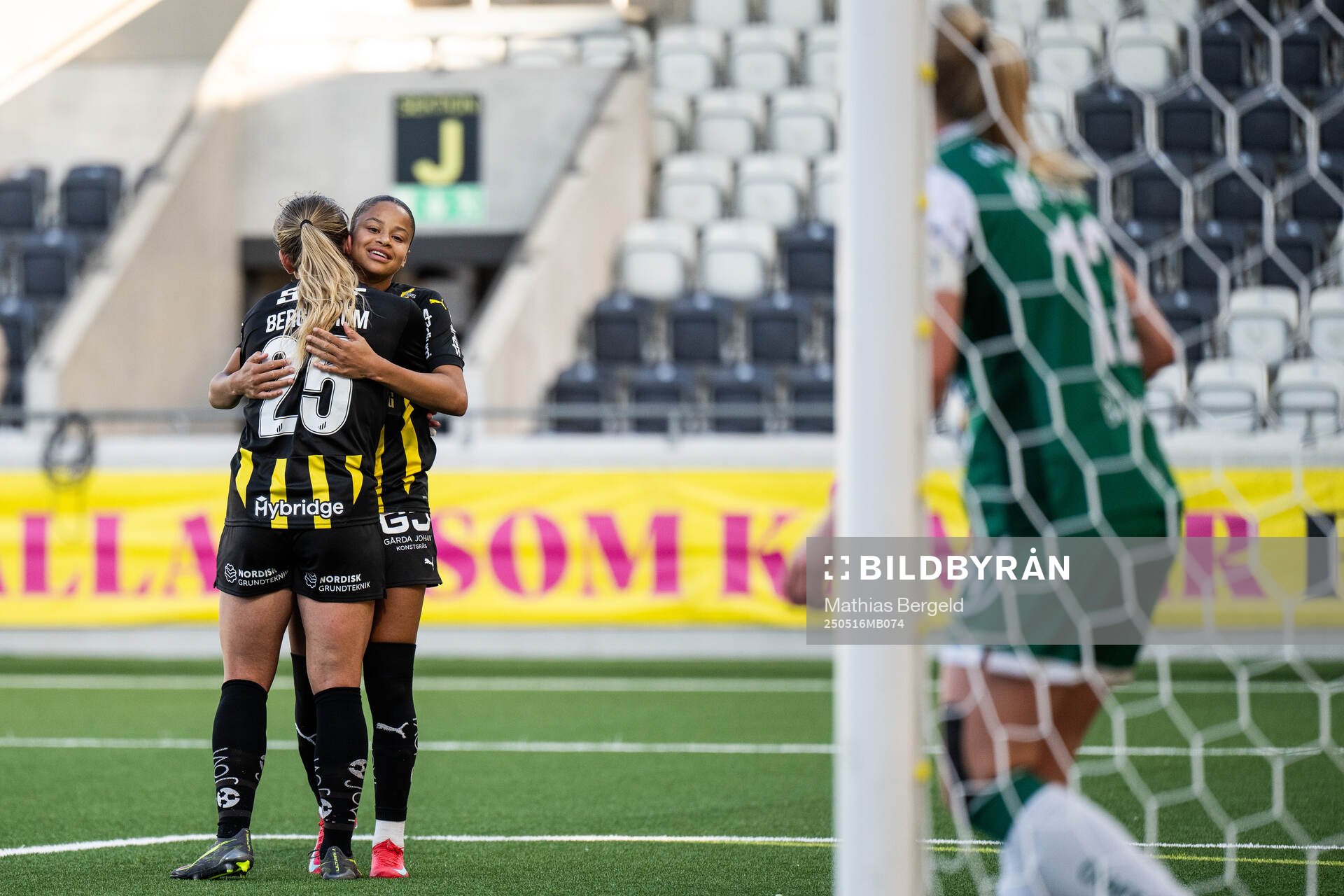Häckens Alice Bergström jublar med Felicia Schröder efter 5-0 under fotbollsmatchen i Damallsvenskan mellan Häcken och Alingsås den 16 maj 2025 i Göteborg.