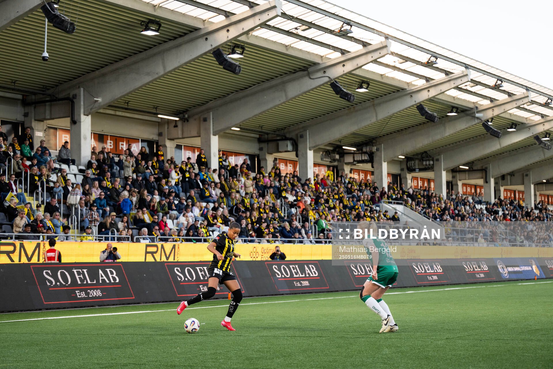 Häckens Felicia Schröder och Alingsås Moa Jarl under fotbollsmatchen i Damallsvenskan mellan Häcken och Alingsås den 16 maj 2025 i Göteborg.