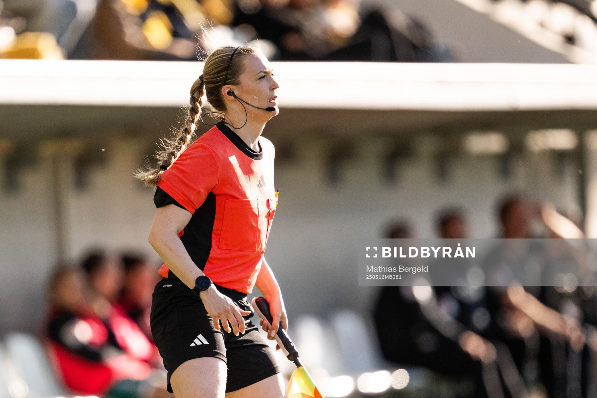 Assisterande domare Camilla Stendahl under fotbollsmatchen i Damallsvenskan mellan Häcken och Alingsås den 16 maj 2025 i Göteborg. 