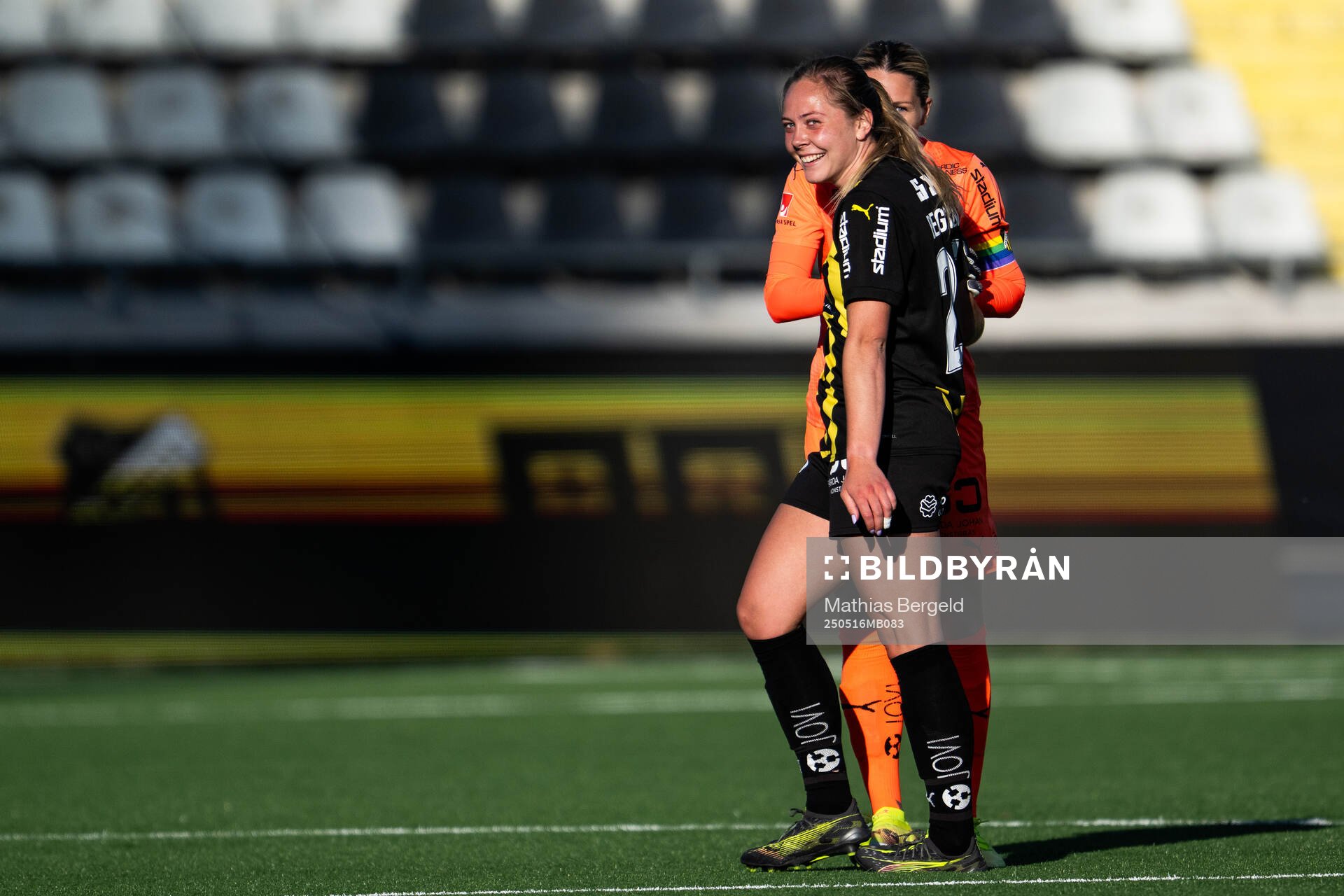 Häckens Alice Bergström jublar med målvakt Jennifer Falk efter 5-0 under fotbollsmatchen i Damallsvenskan mellan Häcken och Alingsås den 16 maj 2025 i Göteborg.