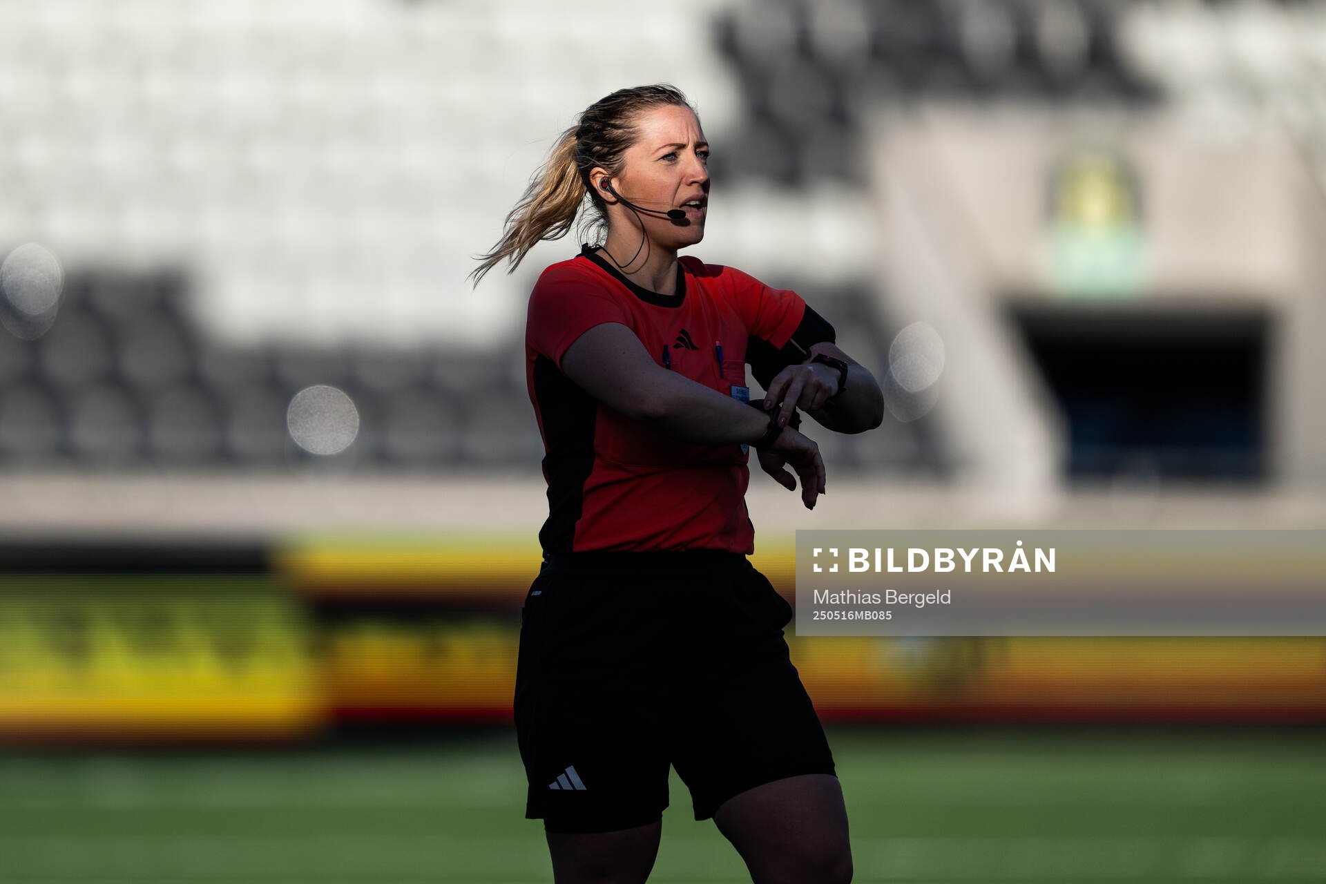 Domare Cecilia Ekwall under fotbollsmatchen i Damallsvenskan mellan Häcken och Alingsås den 16 maj 2025 i Göteborg. 
