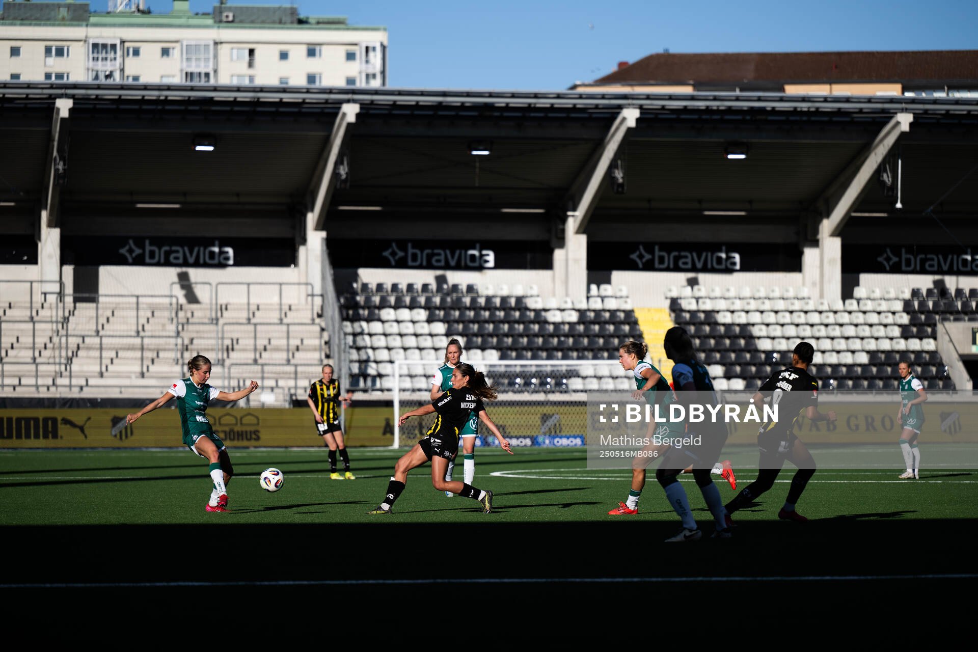 Alingsås Isabella Svanström och Häckens Mary Caroline Wickenheiser under fotbollsmatchen i Damallsvenskan mellan Häcken och Alingsås den 16 maj 2025 i Göteborg.