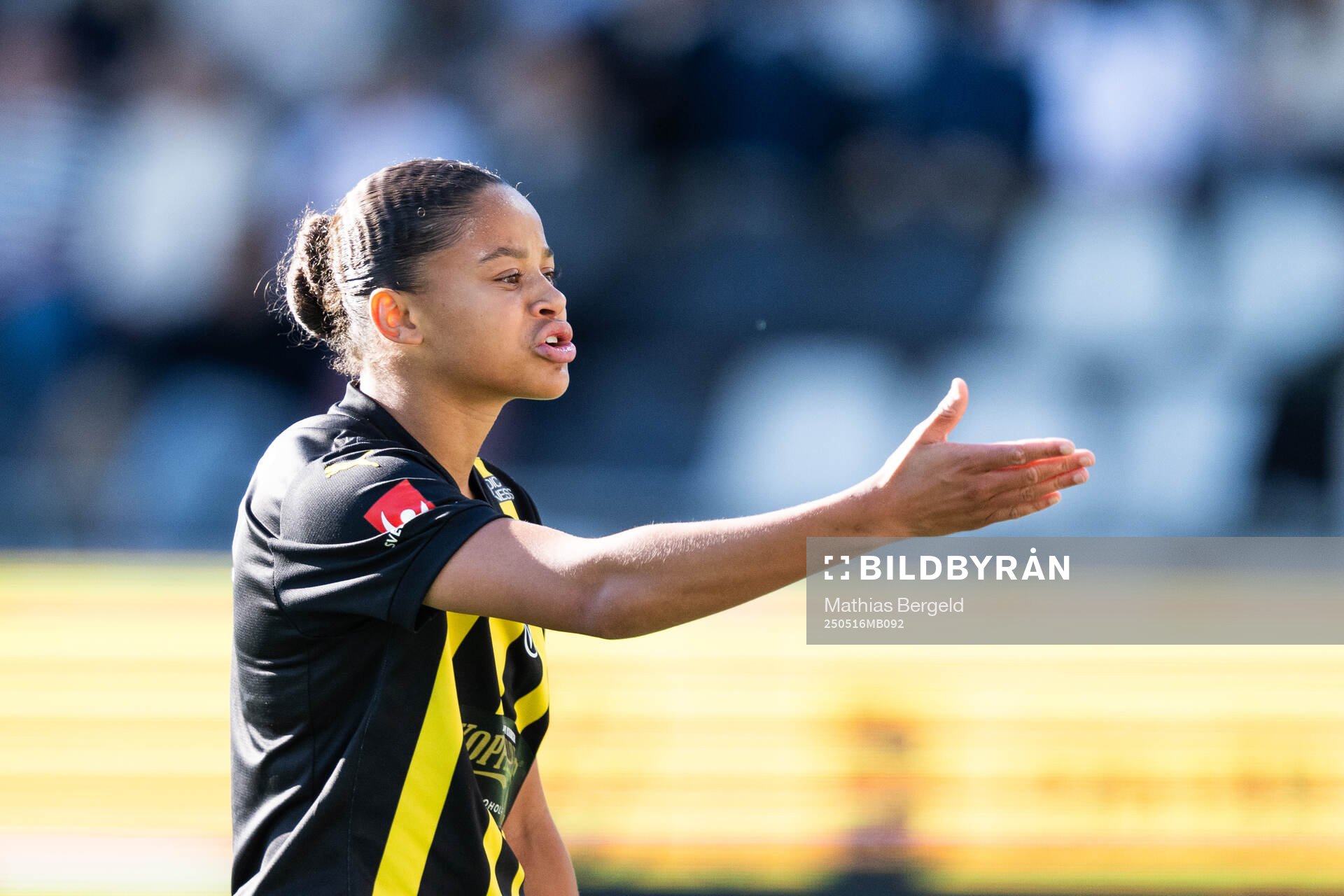 Häckens Felicia Schröder reagerar under fotbollsmatchen i Damallsvenskan mellan Häcken och Alingsås den 16 maj 2025 i Göteborg. 