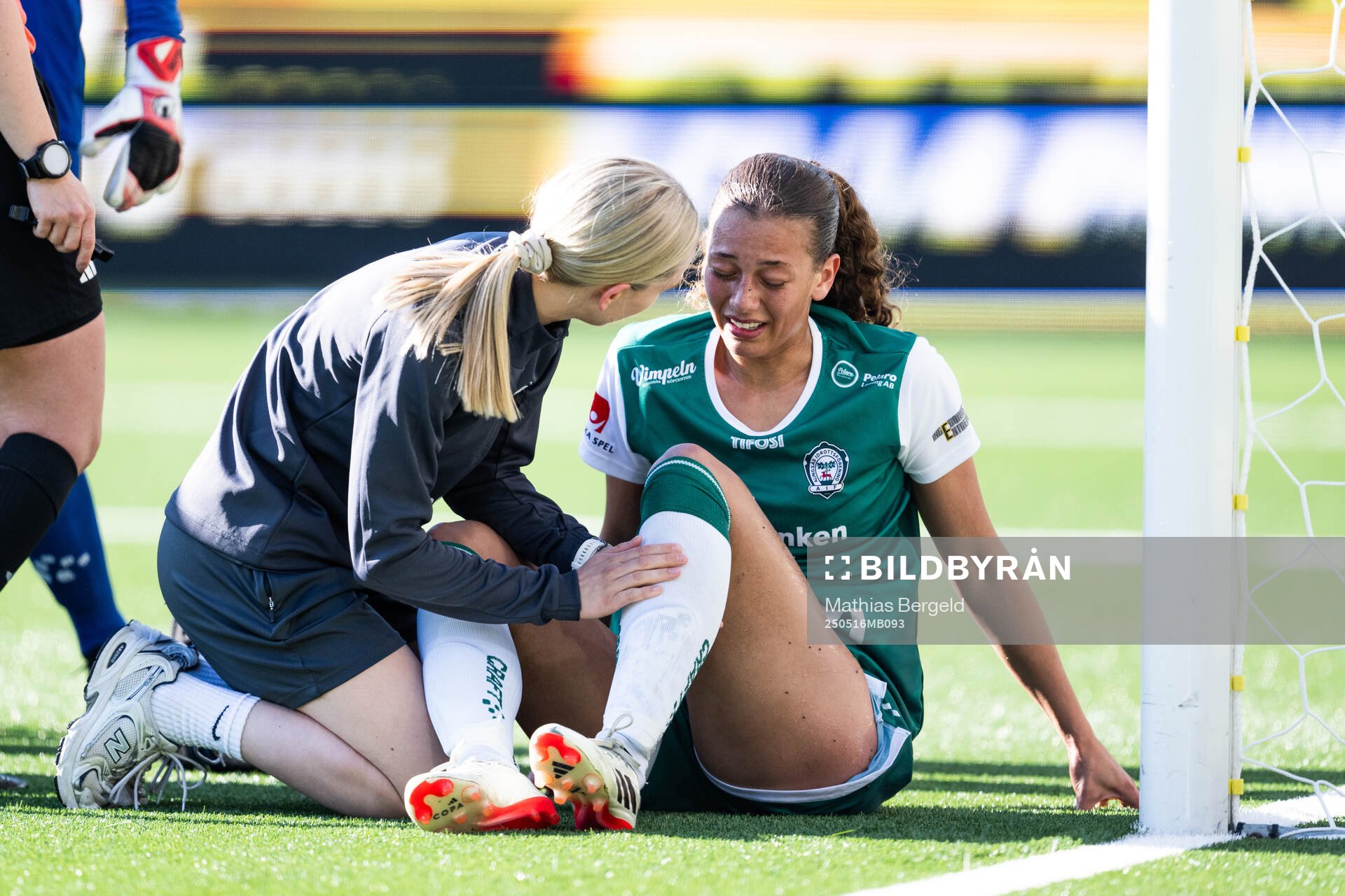 Alingsås Malva Larsson får vård under fotbollsmatchen i Damallsvenskan mellan Häcken och Alingsås den 16 maj 2025 i Göteborg. 