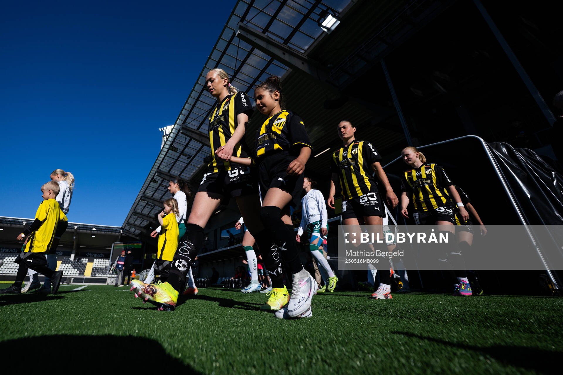 Häckens Lisa Löwing gör entré inför fotbollsmatchen i Damallsvenskan mellan Häcken och Alingsås den 16 maj 2025 i Göteborg. 
