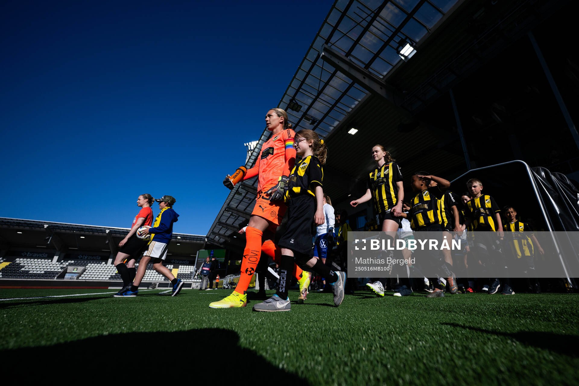 Häckens målvakt Jennifer Falk gör entré inför fotbollsmatchen i Damallsvenskan mellan Häcken och Alingsås den 16 maj 2025 i Göteborg. 