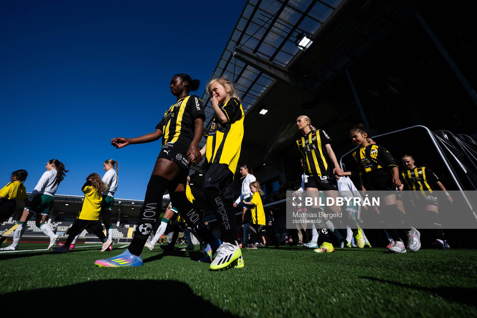 Häckens Monica Jusu Bah gör entré inför fotbollsmatchen i Damallsvenskan mellan Häcken och Alingsås den 16 maj 2025 i Göteborg. 