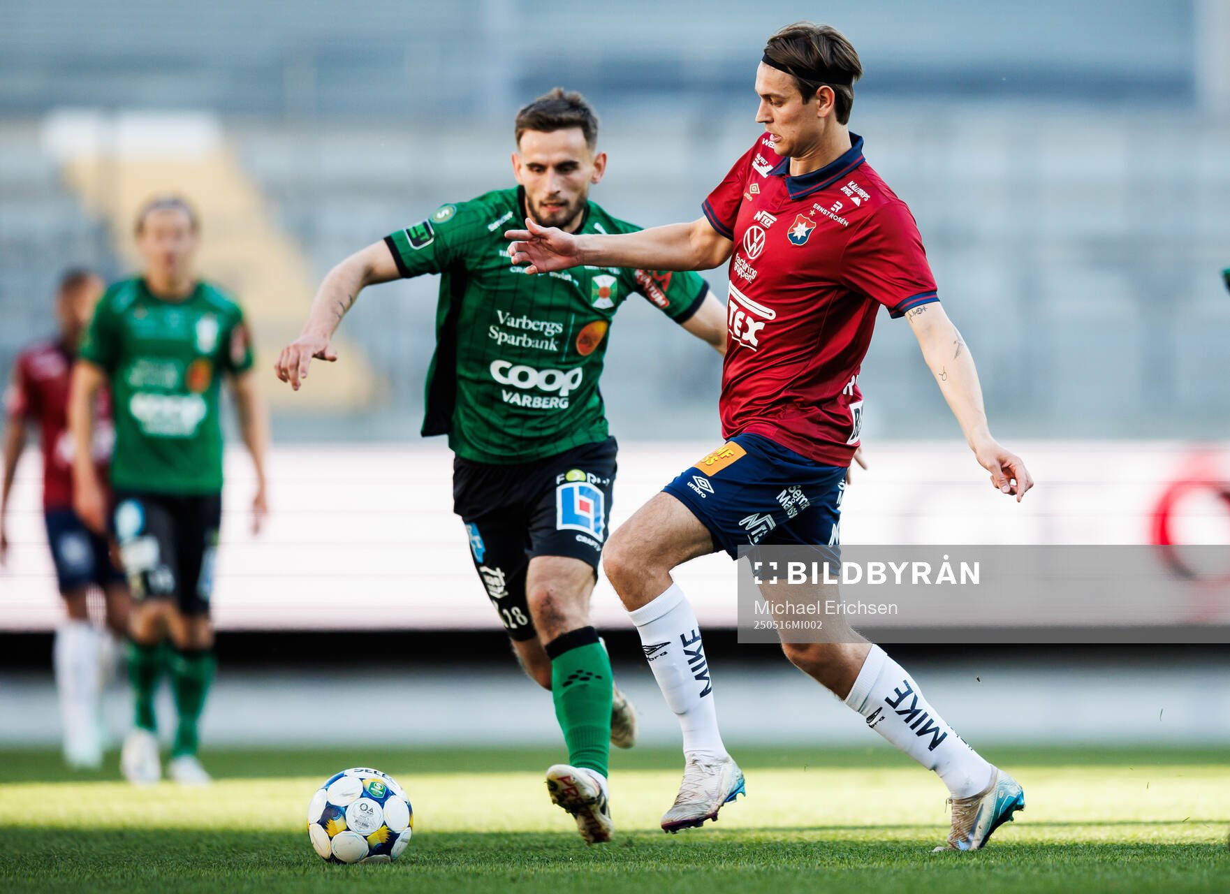 Örgrytes Noah Christoffersson och Varbergs Erion Sadiku under fotbollsmatchen i Superettan mellan Örgryte och Varberg den 16 maj 2025 i Göteborg.