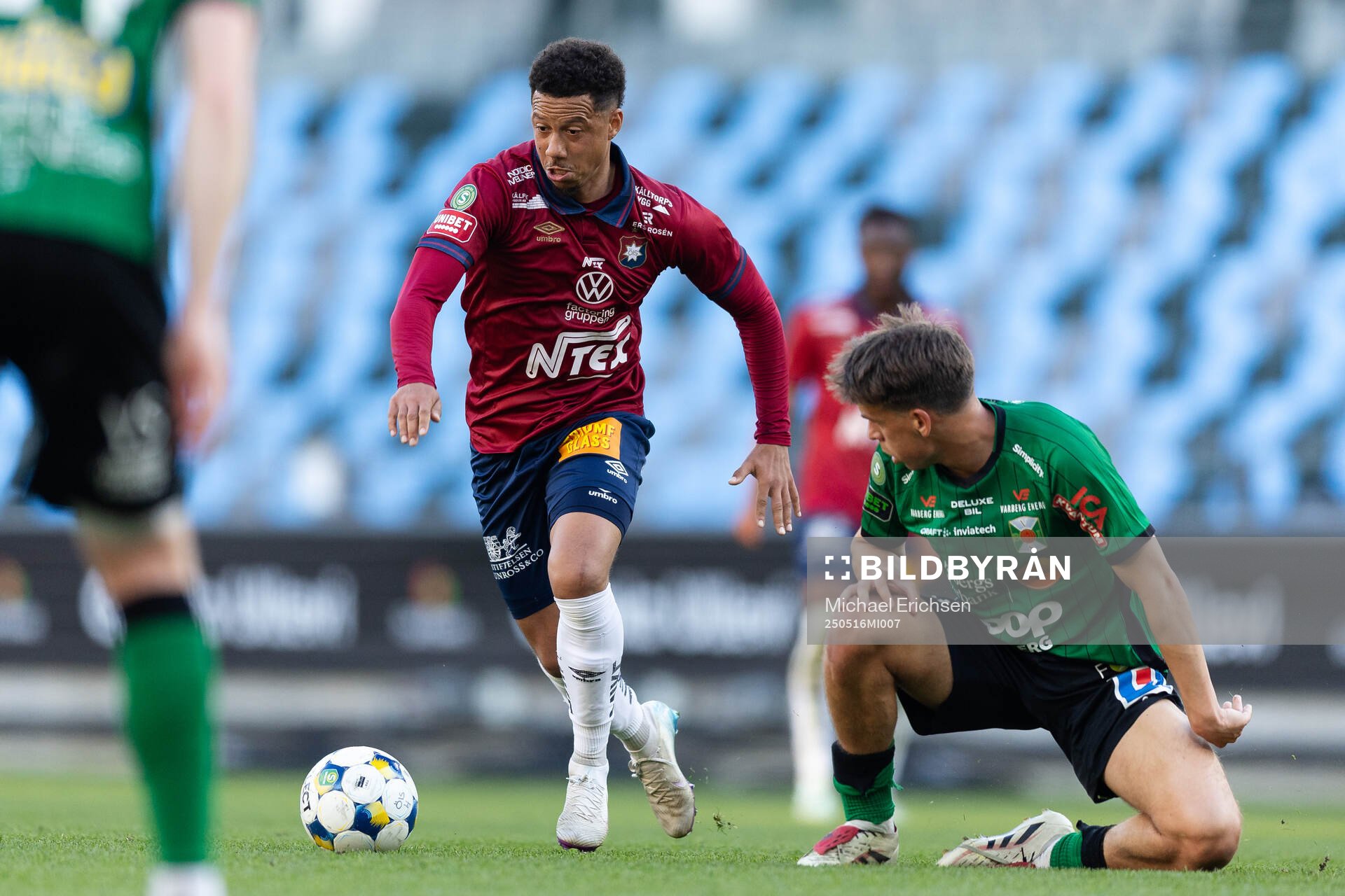 Örgrytes Tobias Sana och Varbergs Isak Vidjeskog under fotbollsmatchen i Superettan mellan Örgryte och Varberg den 16 maj 2025 i Göteborg.