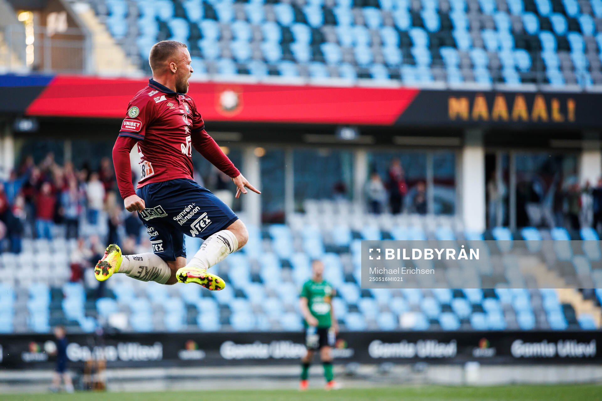 Örgrytes Nicklas Bärkroth jublar