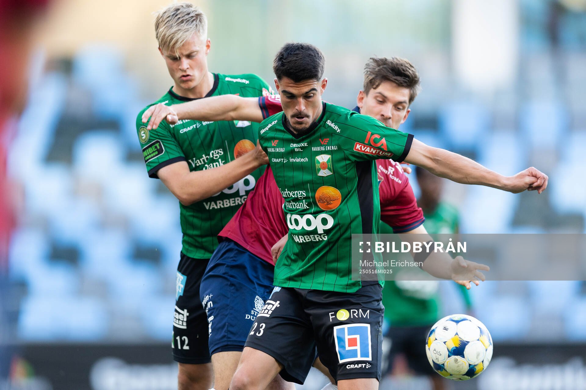 Varbergs Edvin Tellgren och Marc Ante Tokich mot Örgrytes Daniel Paulson under fotbollsmatchen i Superettan mellan Örgryte och Varberg den 16 maj 2025 i Göteborg.