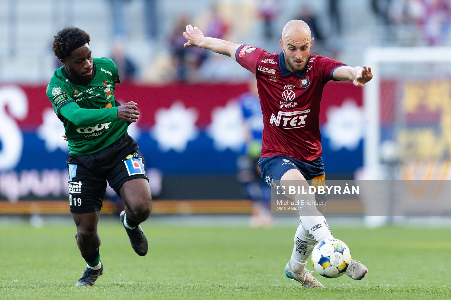 Varbergs Kevin Appiah Nyarko och Örgrytes Amel Mujanic under fotbollsmatchen i Superettan mellan Örgryte och Varberg den 16 maj 2025 i Göteborg.