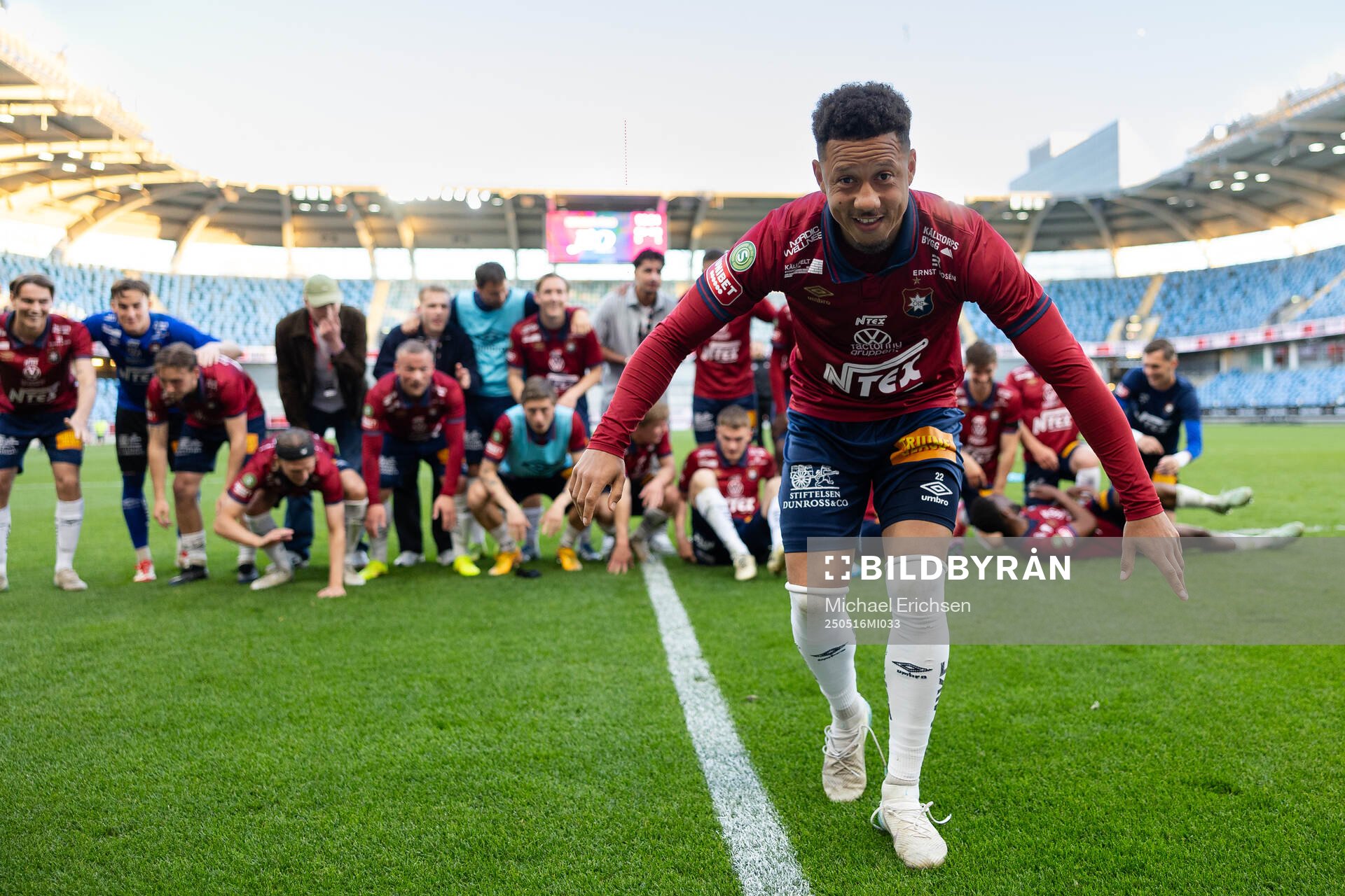 Örgrytes Tobias Sana jublar och firar framför klacken efter fotbollsmatchen i Superettan mellan Örgryte och Varberg den 16 maj 2025 i Göteborg.