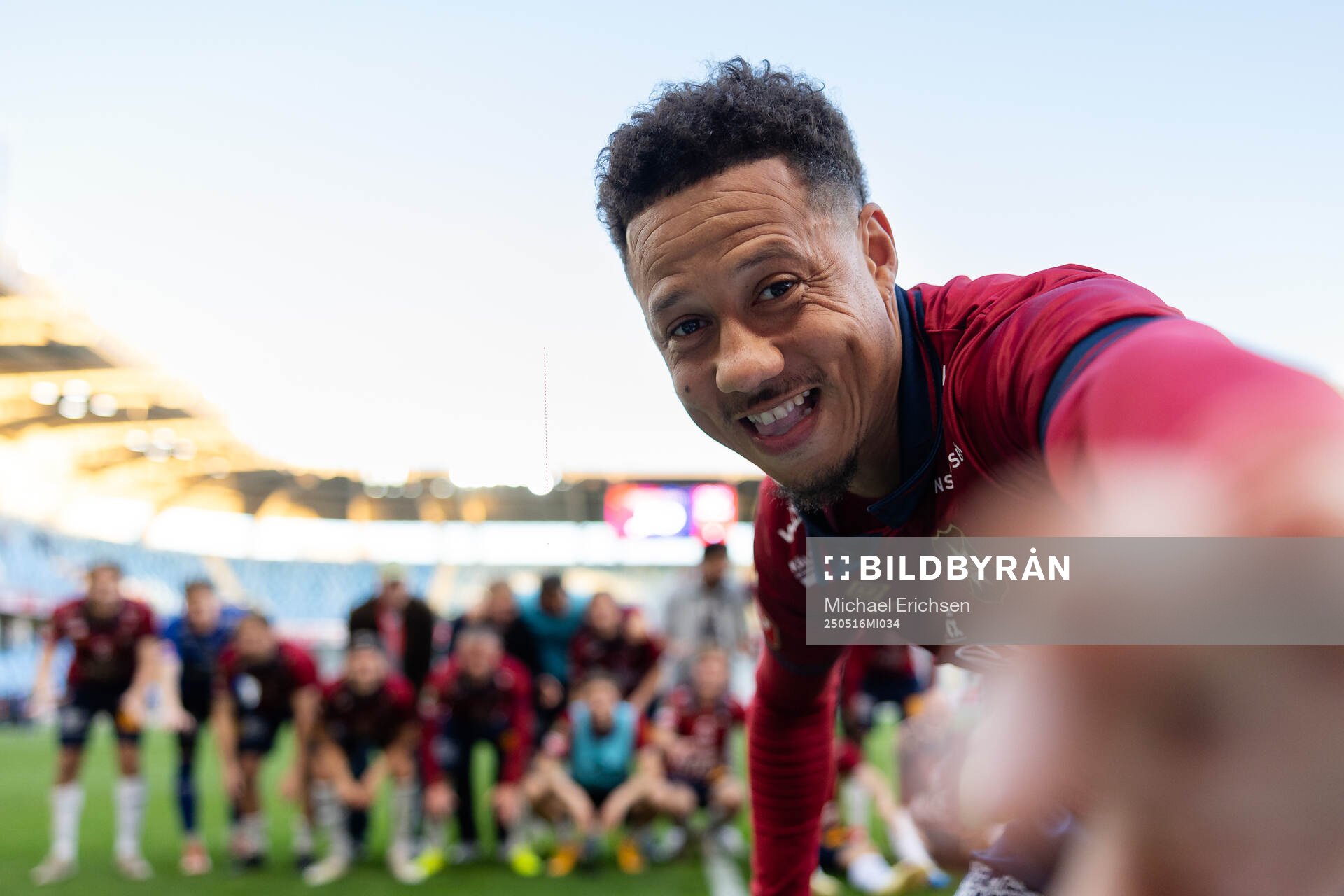 Örgrytes Tobias Sana jublar och firar framför klacken efter fotbollsmatchen i Superettan mellan Örgryte och Varberg den 16 maj 2025 i Göteborg.