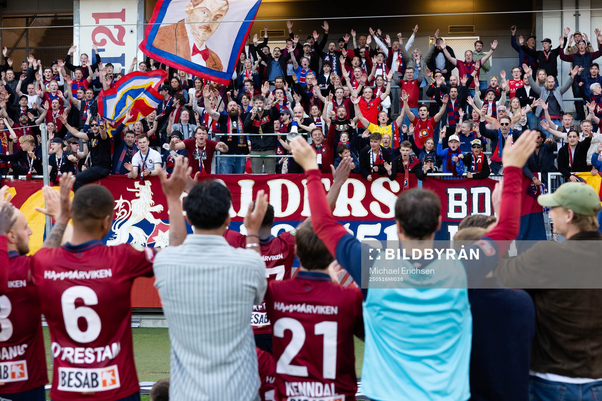 Örgrytes spelare jublar och tackar klacken efter fotbollsmatchen i Superettan mellan Örgryte och Varberg den 16 maj 2025 i Göteborg. 
