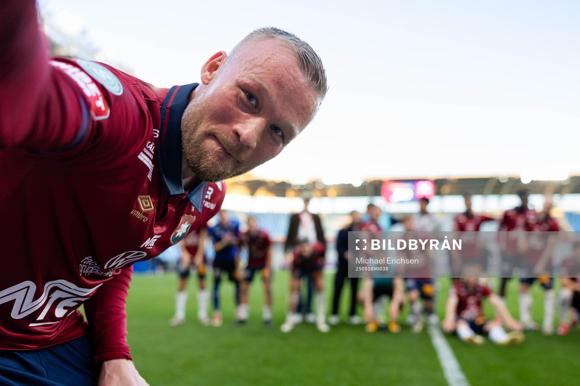 Örgrytes Nicklas Bärkroth jublar och firar framför klacken efter fotbollsmatchen i Superettan mellan Örgryte och Varberg den 16 maj 2025 i Göteborg.