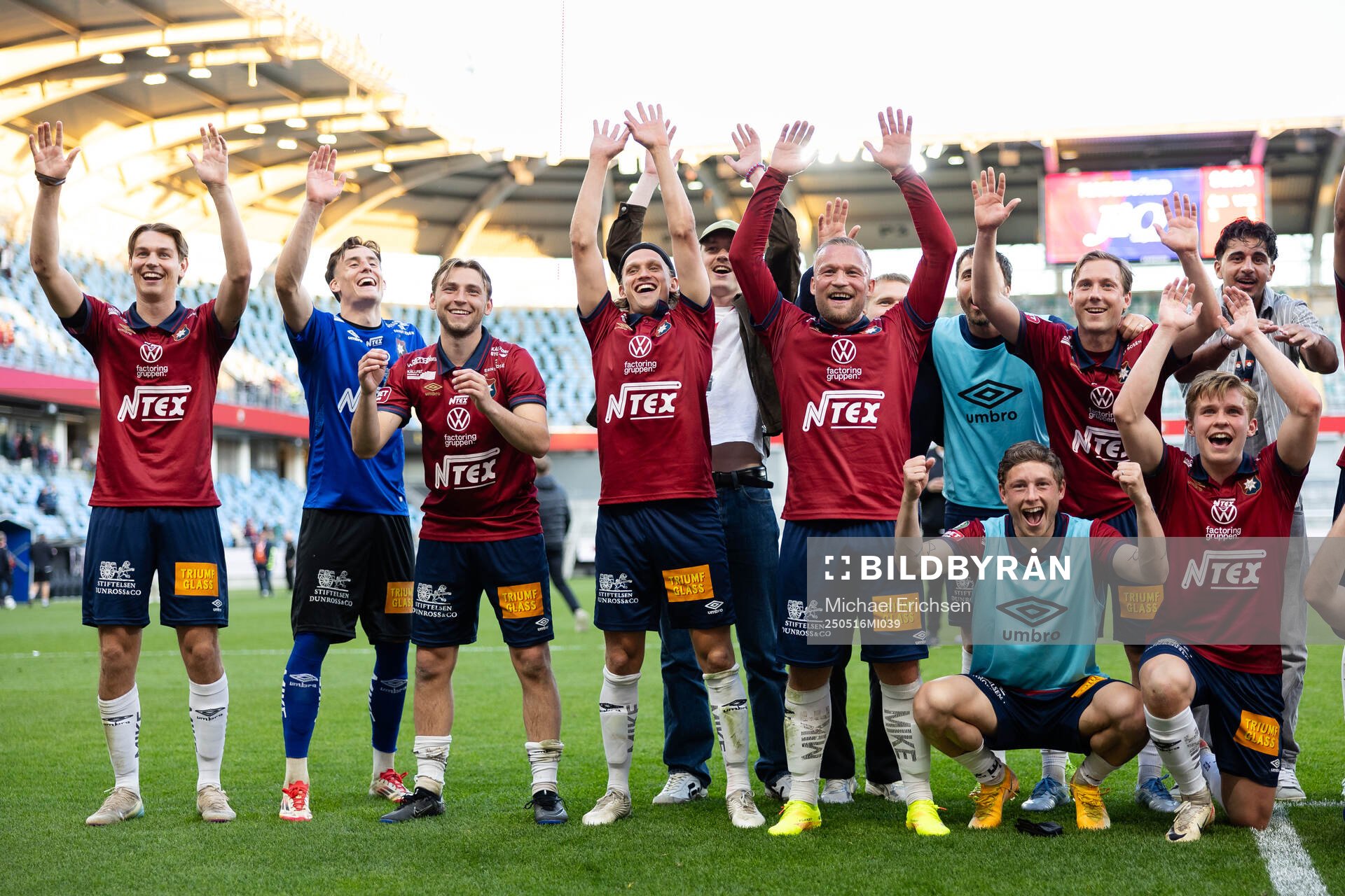 Örgrytes spelare jublar och firar framför klacken efter fotbollsmatchen i Superettan mellan Örgryte och Varberg den 16 maj 2025 i Göteborg.