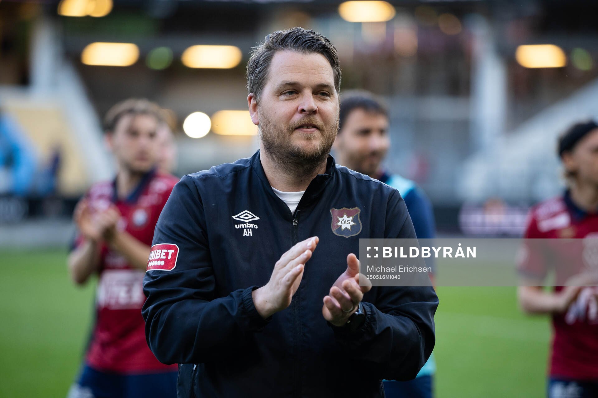 Örgrytes tränare Andreas Holmberg tackar publiken efter fotbollsmatchen i Superettan mellan Örgryte och Varberg den 16 maj 2025 i Göteborg.