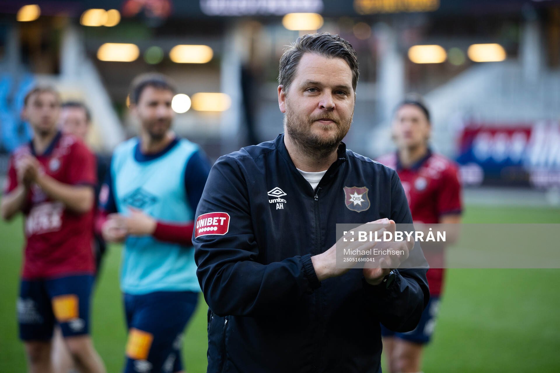 Örgrytes tränare Andreas Holmberg tackar publiken efter fotbollsmatchen i Superettan mellan Örgryte och Varberg den 16 maj 2025 i Göteborg.