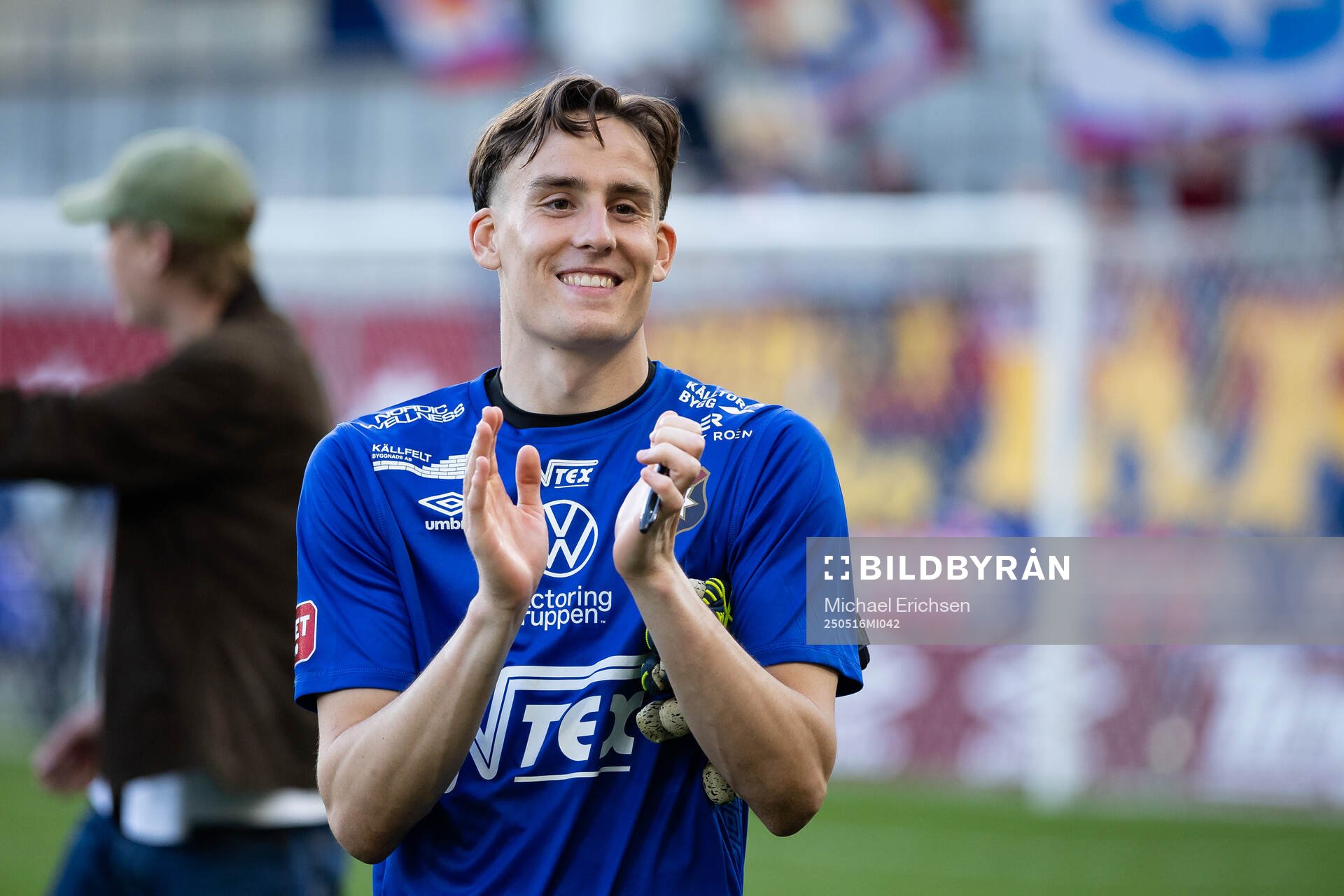 Örgrytes målvakt Hampus Gustafsson tackar publiken efter fotbollsmatchen i Superettan mellan Örgryte och Varberg den 16 maj 2025 i Göteborg.