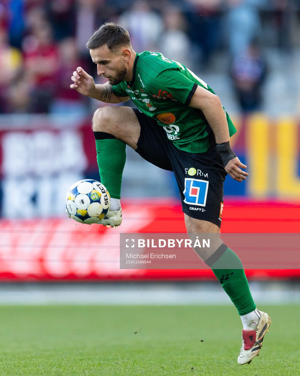 Varbergs Erion Sadiku under fotbollsmatchen i Superettan mellan Örgryte och Varberg den 16 maj 2025 i Göteborg. 