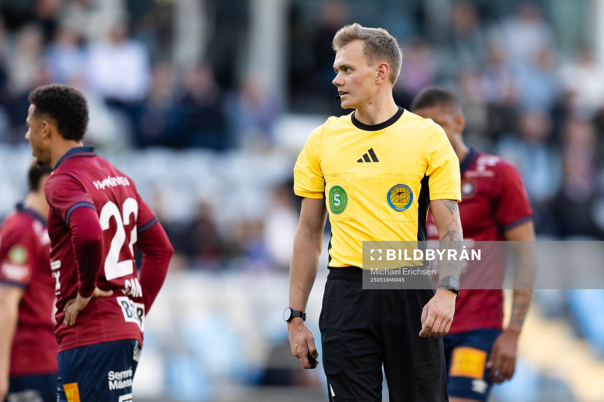 Domare Fredrik Alknäs under fotbollsmatchen i Superettan mellan Örgryte och Varberg den 16 maj 2025 i Göteborg. 