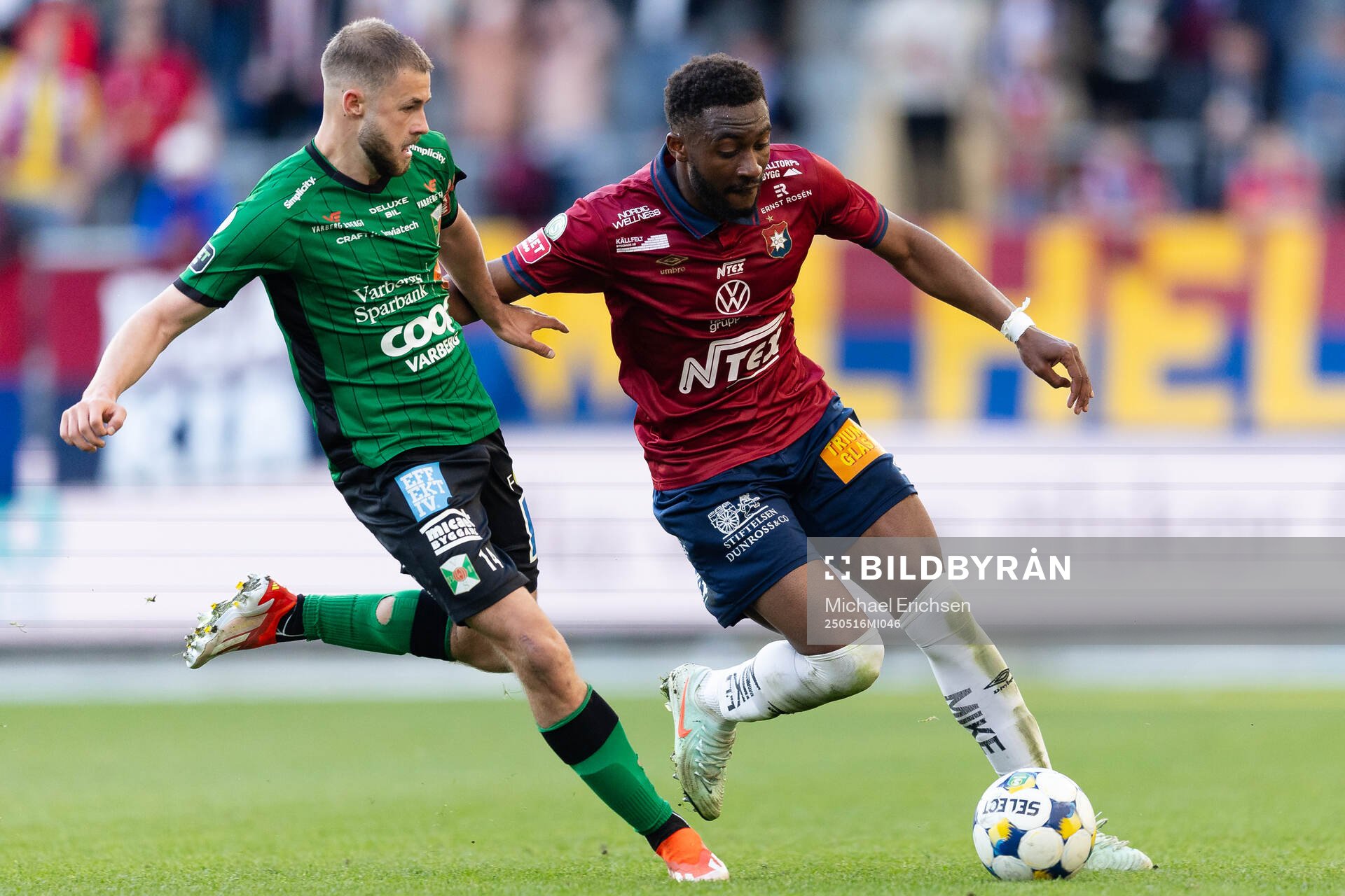 Varbergs Oliver Alfonsi och Örgrytes Haladj-Madiou Keita under fotbollsmatchen i Superettan mellan Örgryte och Varberg den 16 maj 2025 i Göteborg.