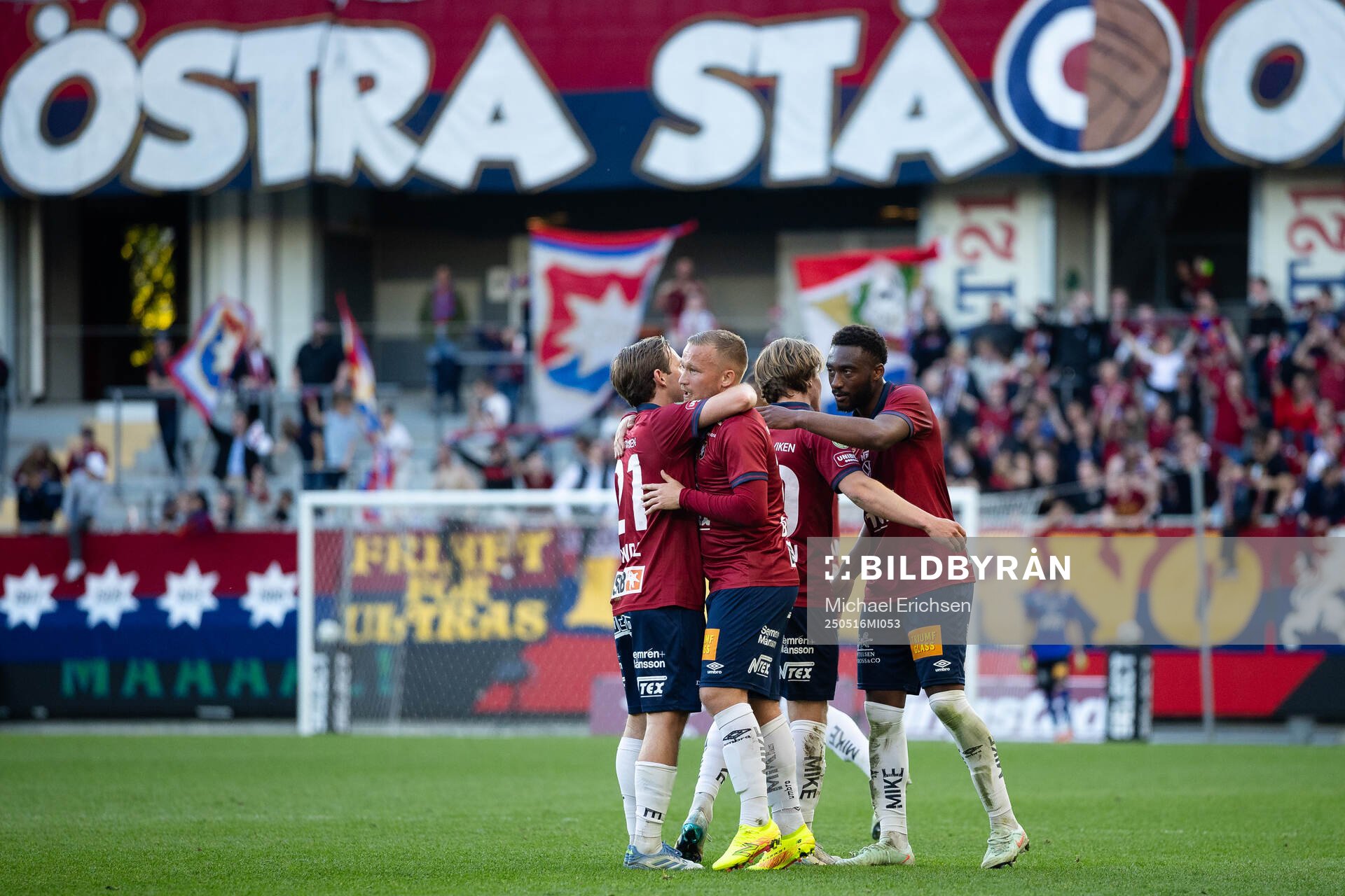 Örgrytes Nicklas Bärkroth jublar ihop med lagkamrater efter 5-1 under fotbollsmatchen i Superettan mellan Örgryte och Varberg den 16 maj 2025 i Göteborg.