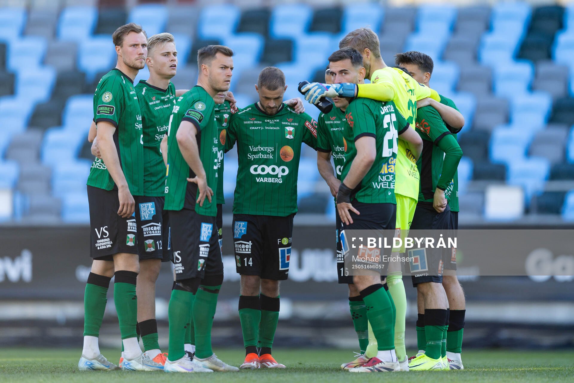 Varbergs spelare samlade inför fotbollsmatchen i Superettan mellan Örgryte och Varberg den 16 maj 2025 i Göteborg. 