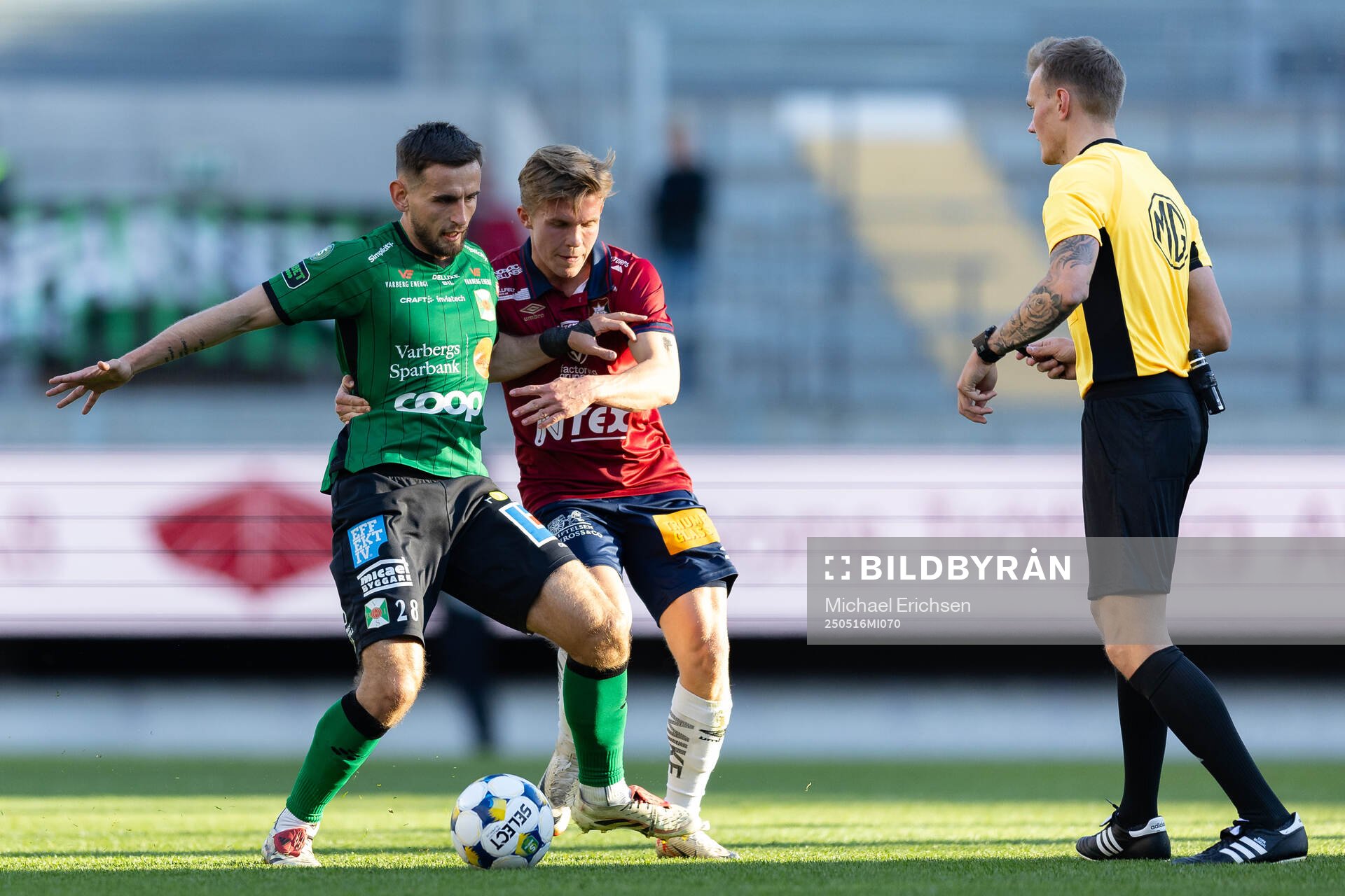 Varbergs Erion Sadiku och Örgrytes Isak Dahlqvist under fotbollsmatchen i Superettan mellan Örgryte och Varberg den 16 maj 2025 i Göteborg.
