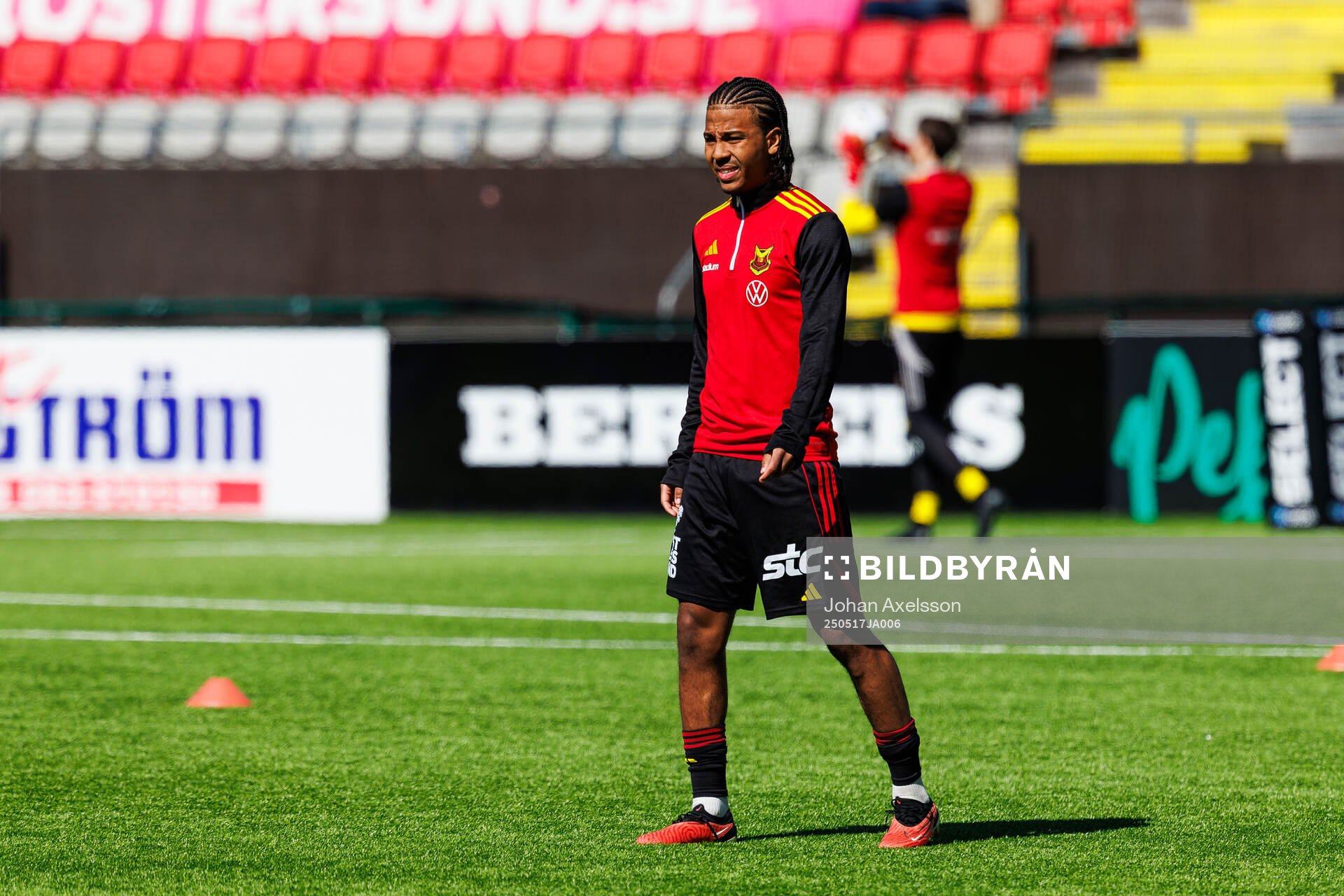 Östersunds Nebiyou Perry inför fotbollsmatchen i Superettan mellan Östersund och Sandvikens IF den 17 maj 2025 i Östersund. 