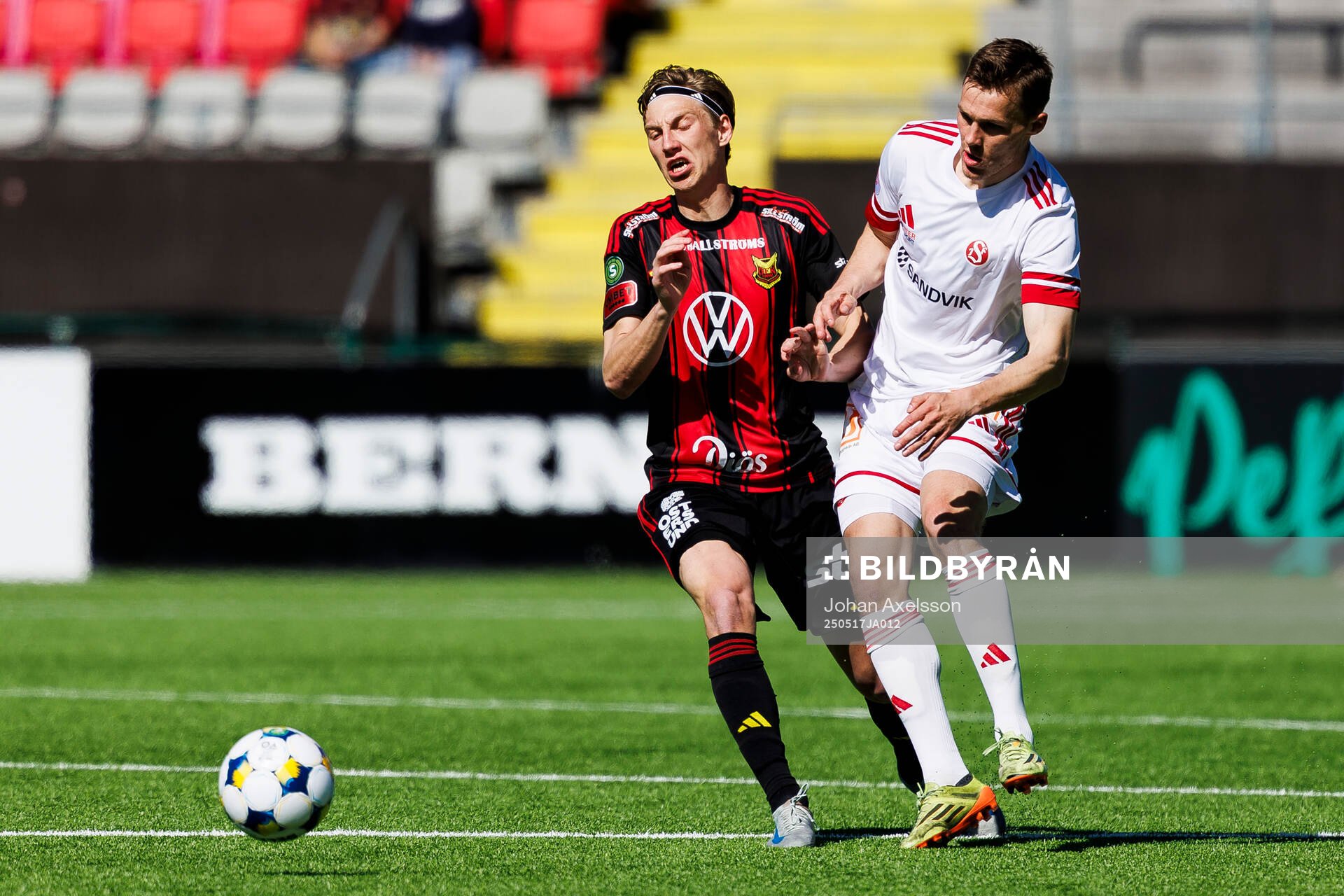 Östersunds Albin Sporrong och Sandvikens IFs Daniel Söderberg under fotbollsmatchen i Superettan mellan Östersund och Sandvikens IF den 17 maj 2025 i Östersund.